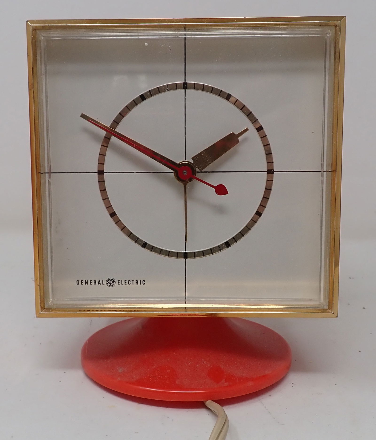 Vintage General Electric 7343 Alarm Clock: Approx 5 1/4" tall