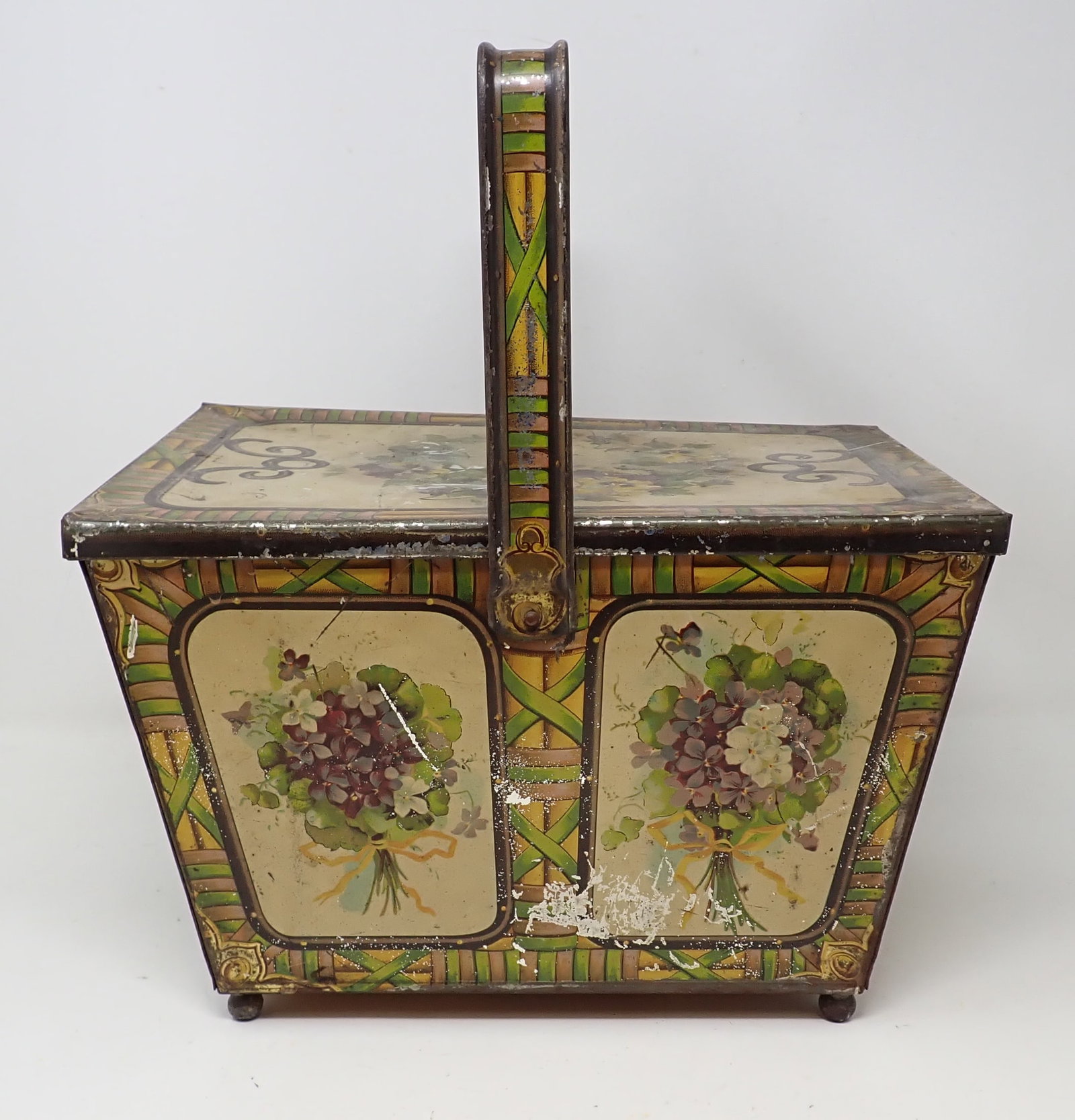 Dosen Fabrik Sewing Tin Box: Apprx 7 7/8" x 11" x 7" tall.