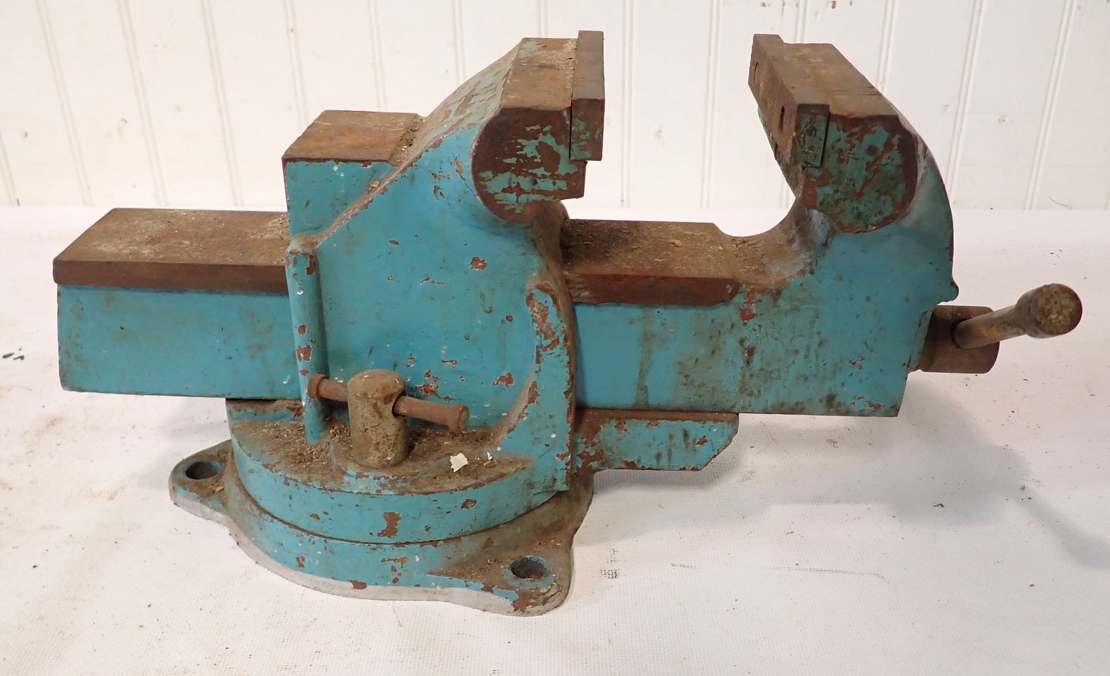 Swivel Bench Vise (1 of 3)