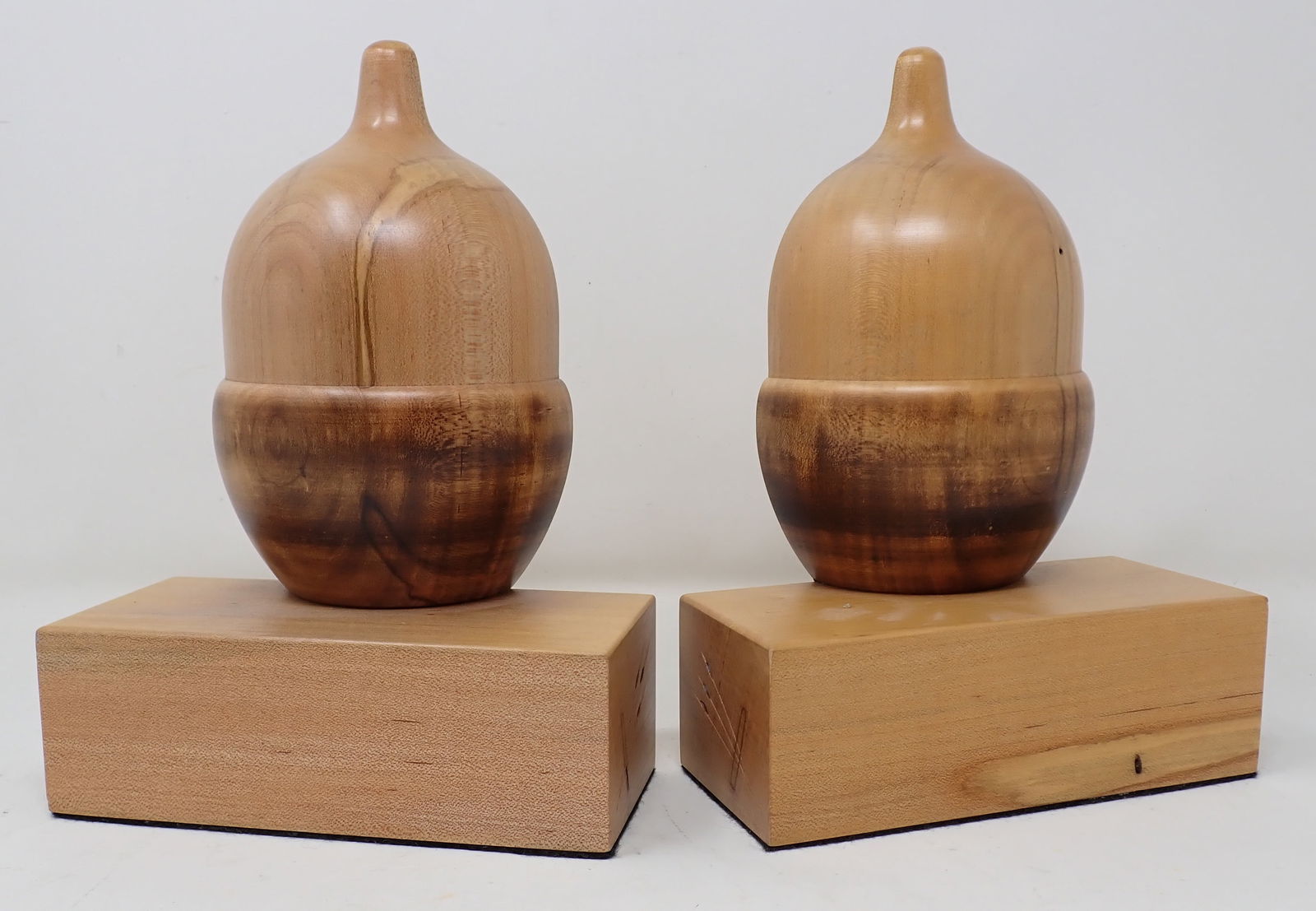 Wooden Acorn Bookends: Approx 2 1/2" x 5 1/2" x 7 1/2" tall