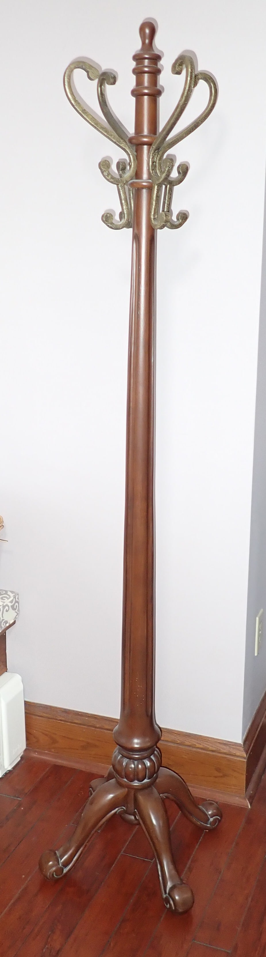 Clothes Tree: Apprx 72" tall. NO SHIPPING !