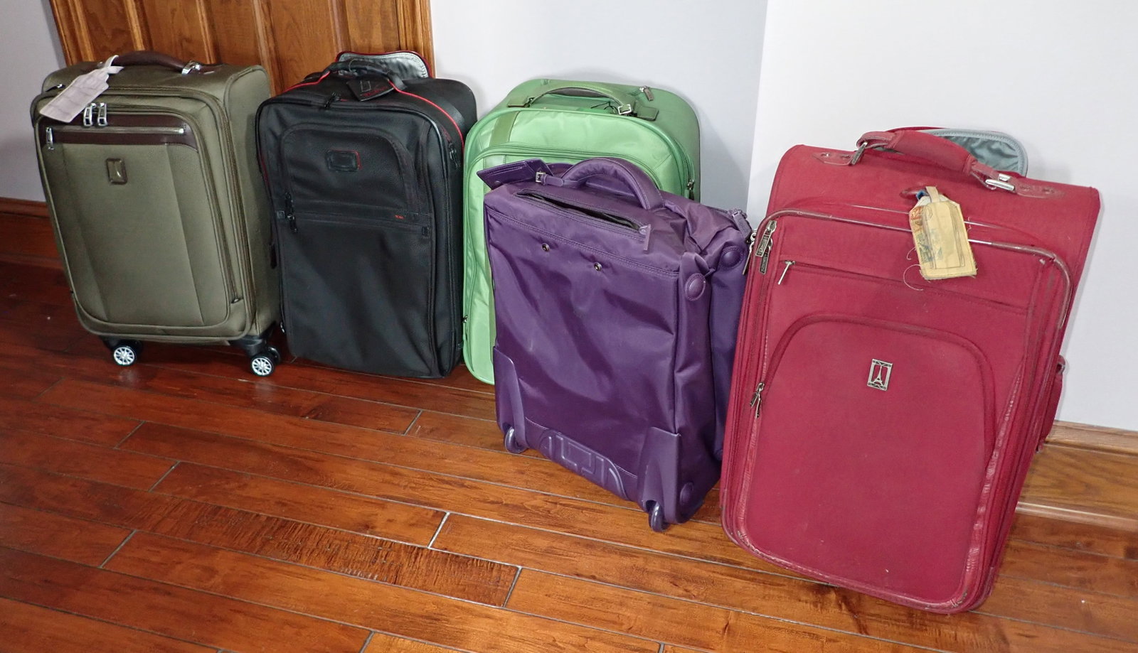 Luggage: No shipping ! Buyer to remove from second floor
