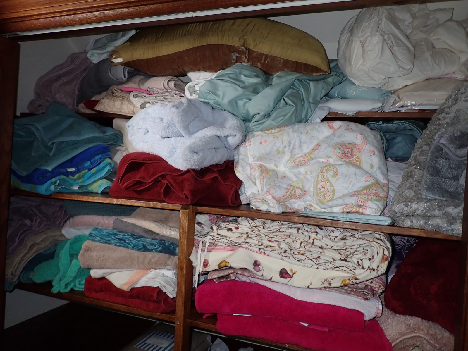 Towels Blankets Pillows & Misc (1 of 5)