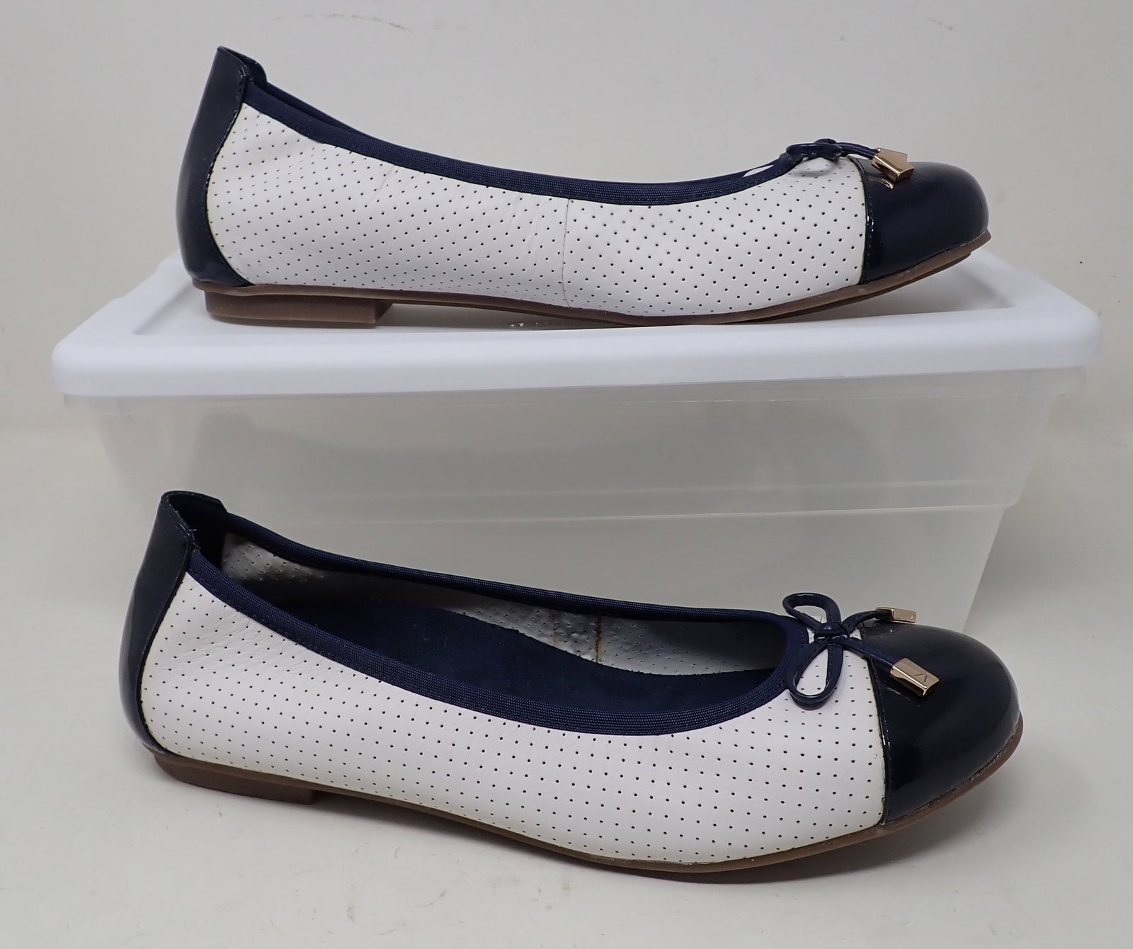 Vionic Womens Shoes: Size 10