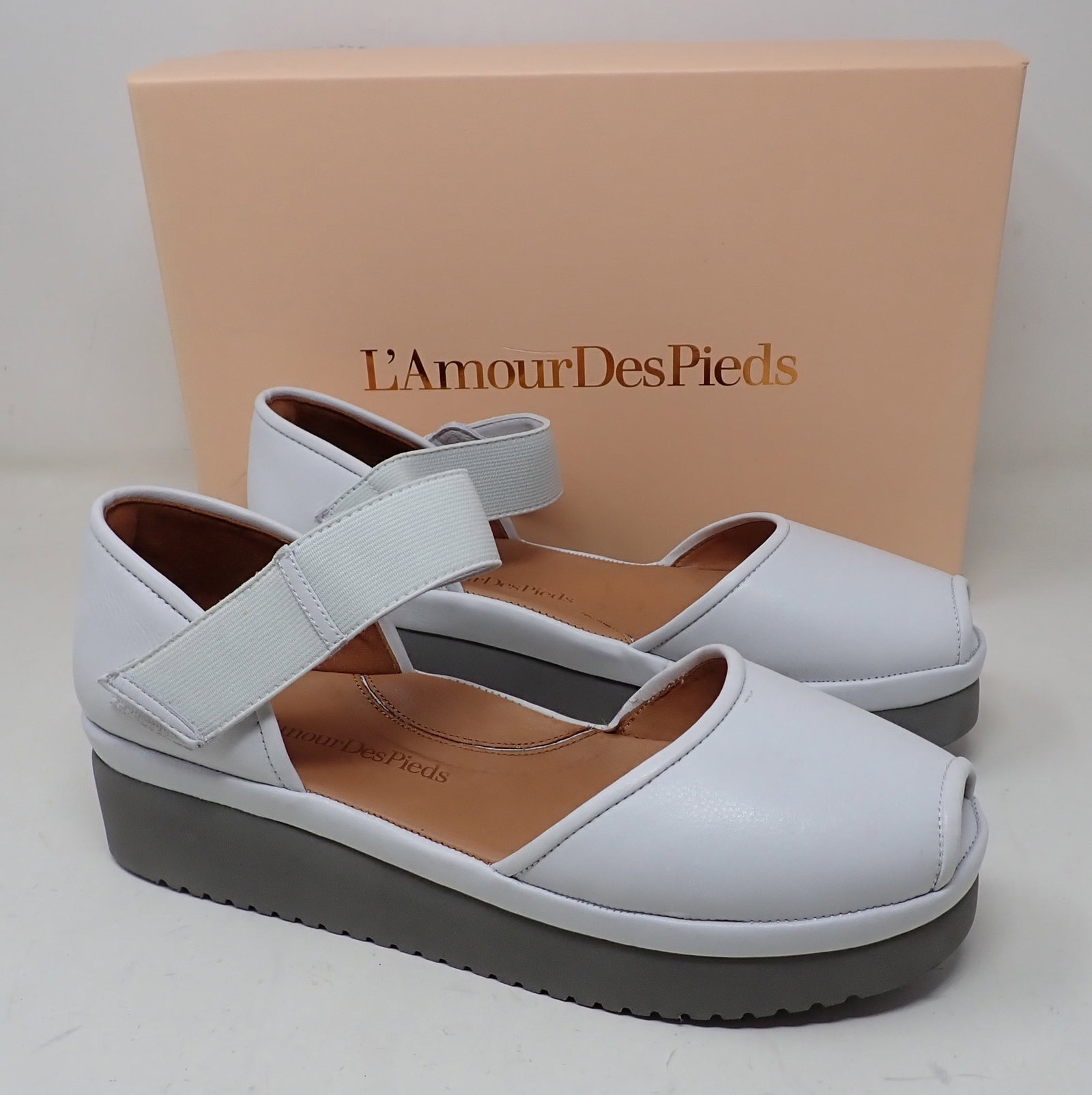 L'AmourDesPieds White Lamba Shoes: Size 10 M