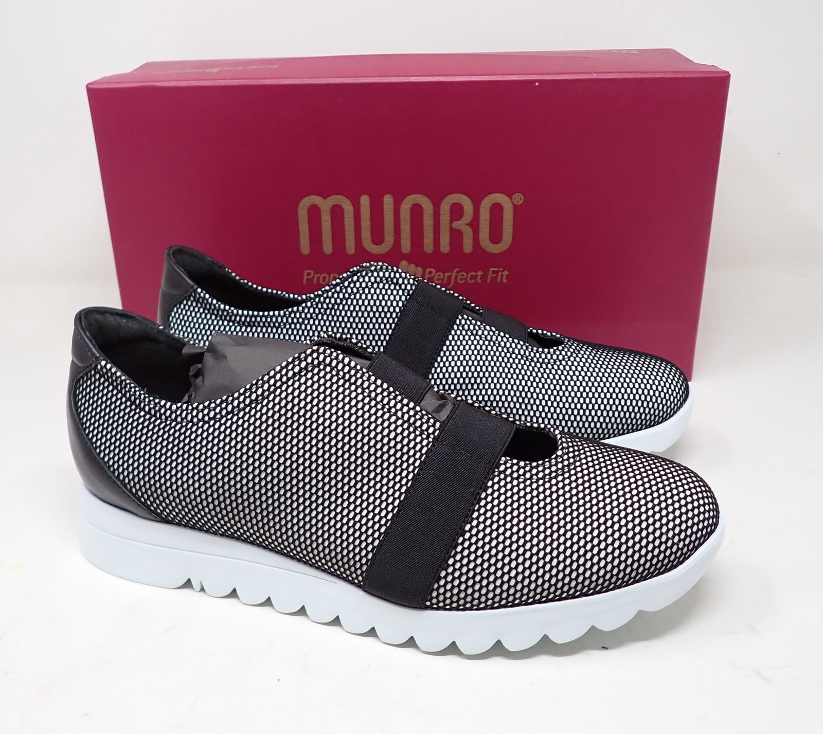 Munro Alta Black / White Mesh Sneakers: Size 10 W