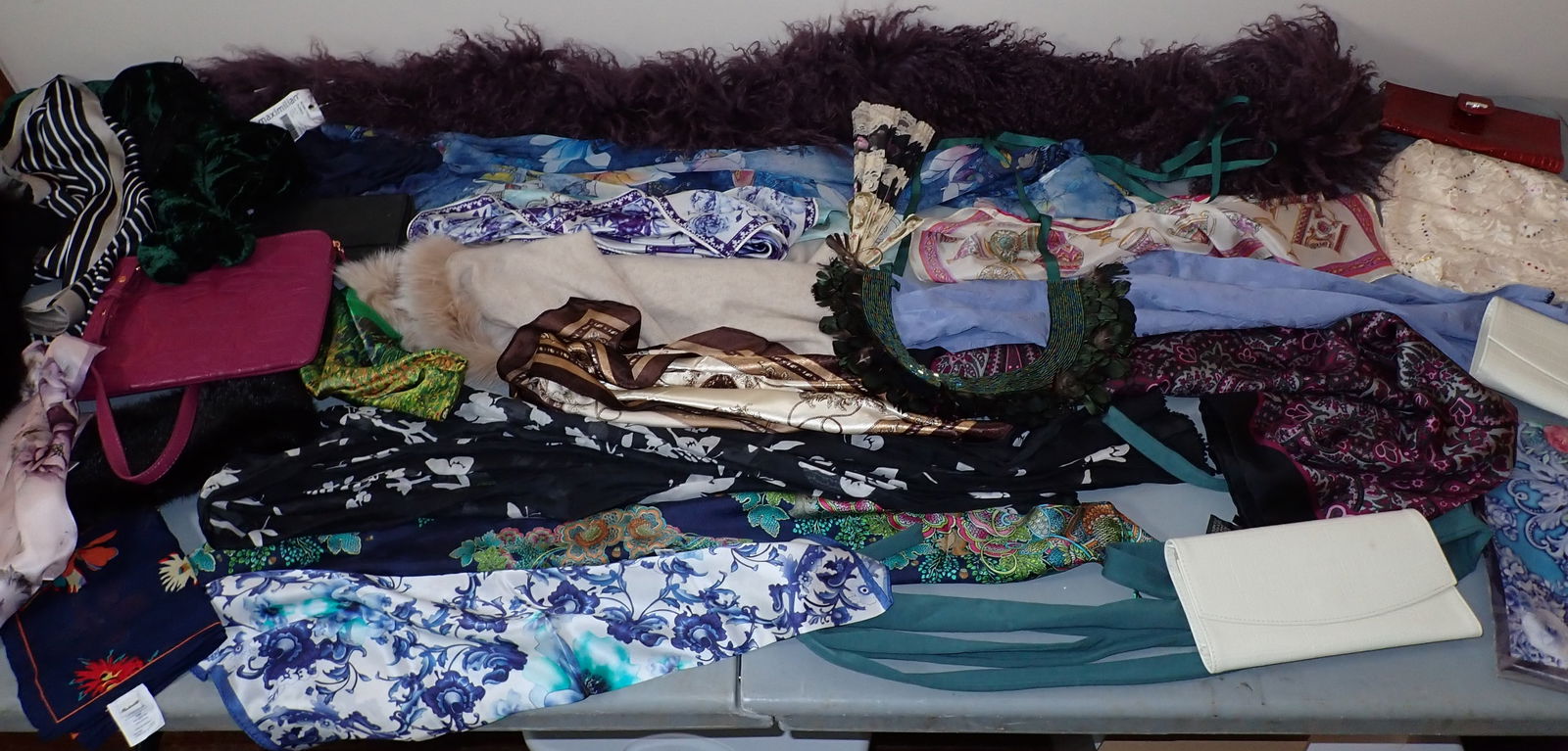 Scarves Handkerchiefs Purses Wallets & Misc (1 of 9)