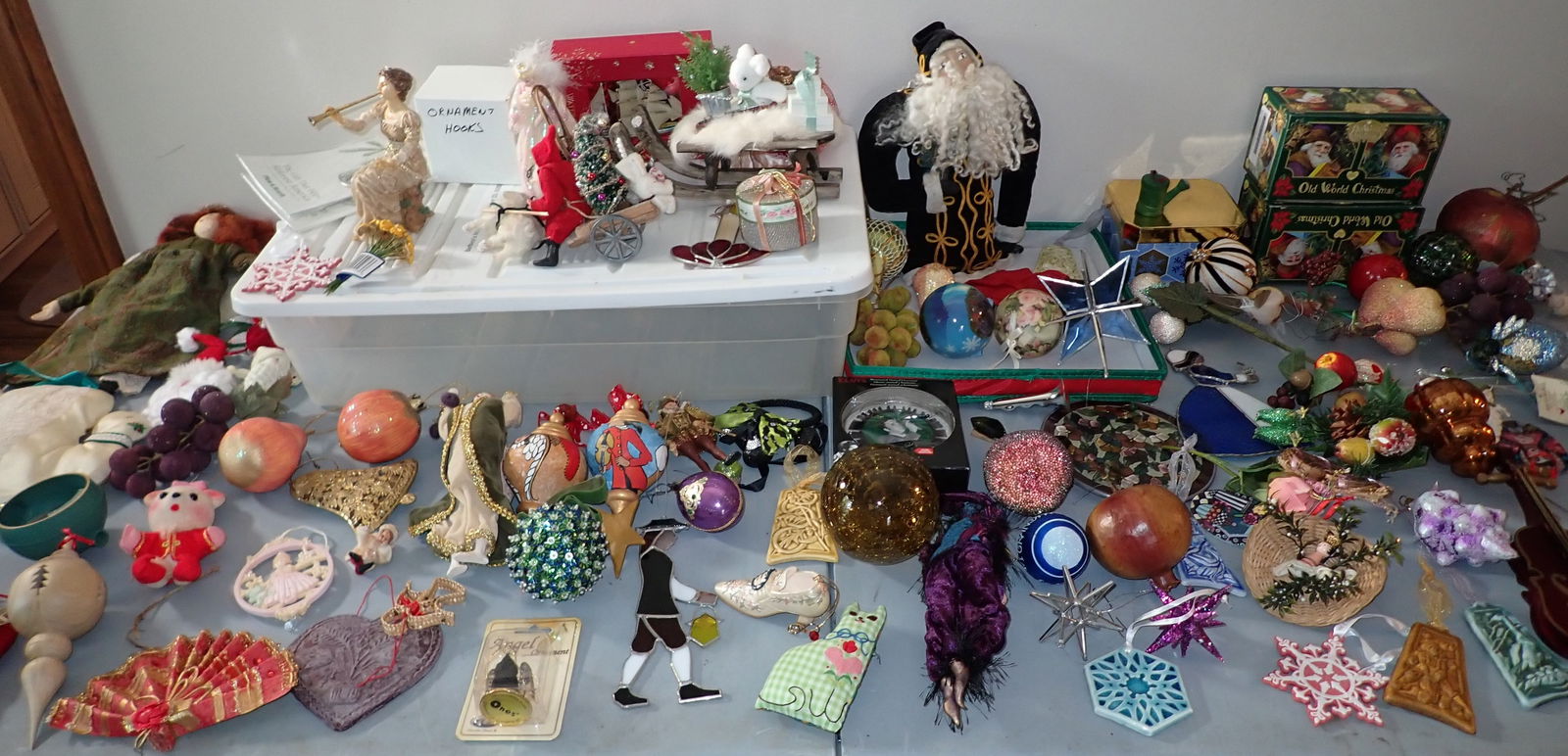 Table Contents of Christmas Ornaments / Decorations (1 of 12)