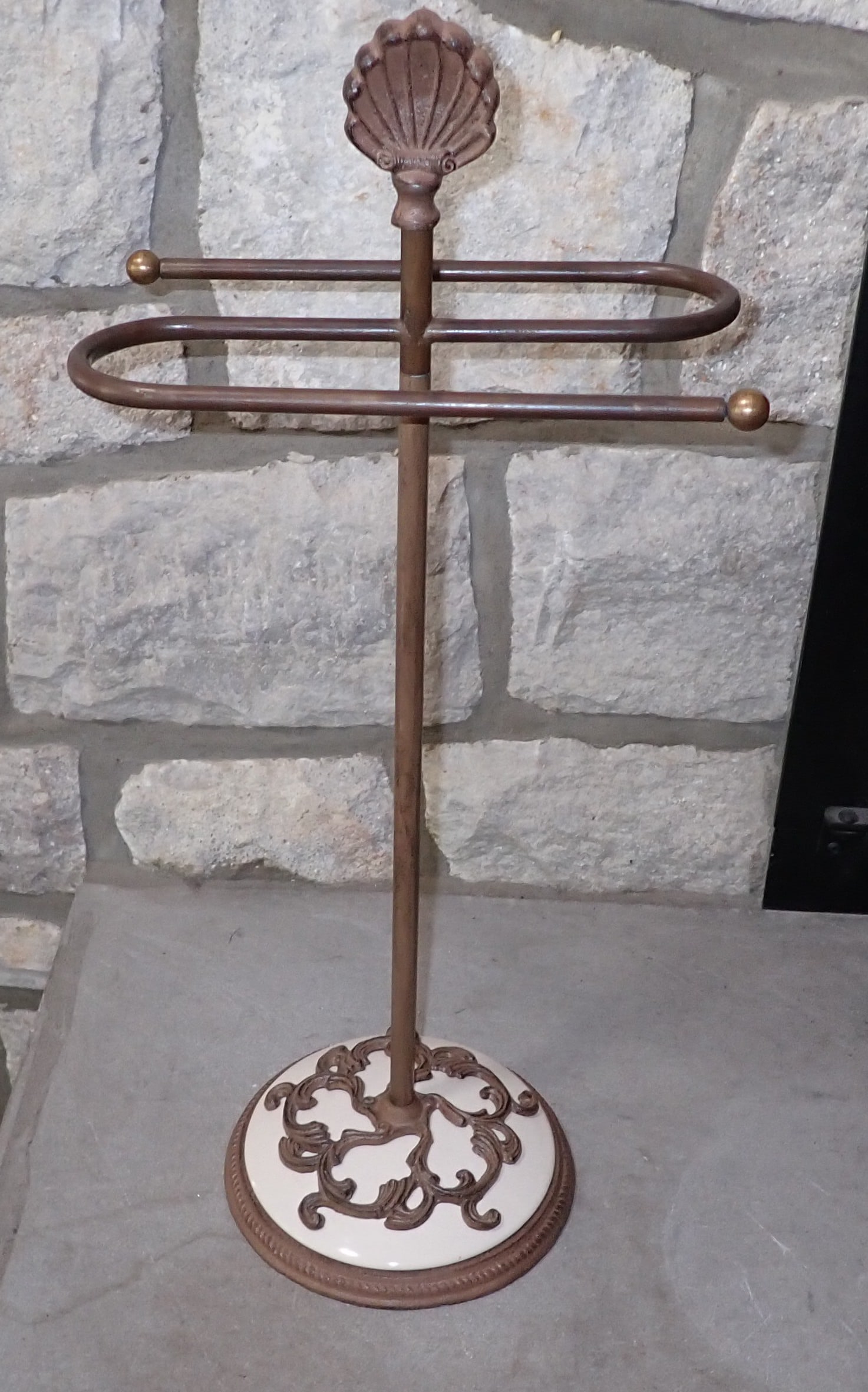Decorator Towel Rack: Apprx 23" tall.