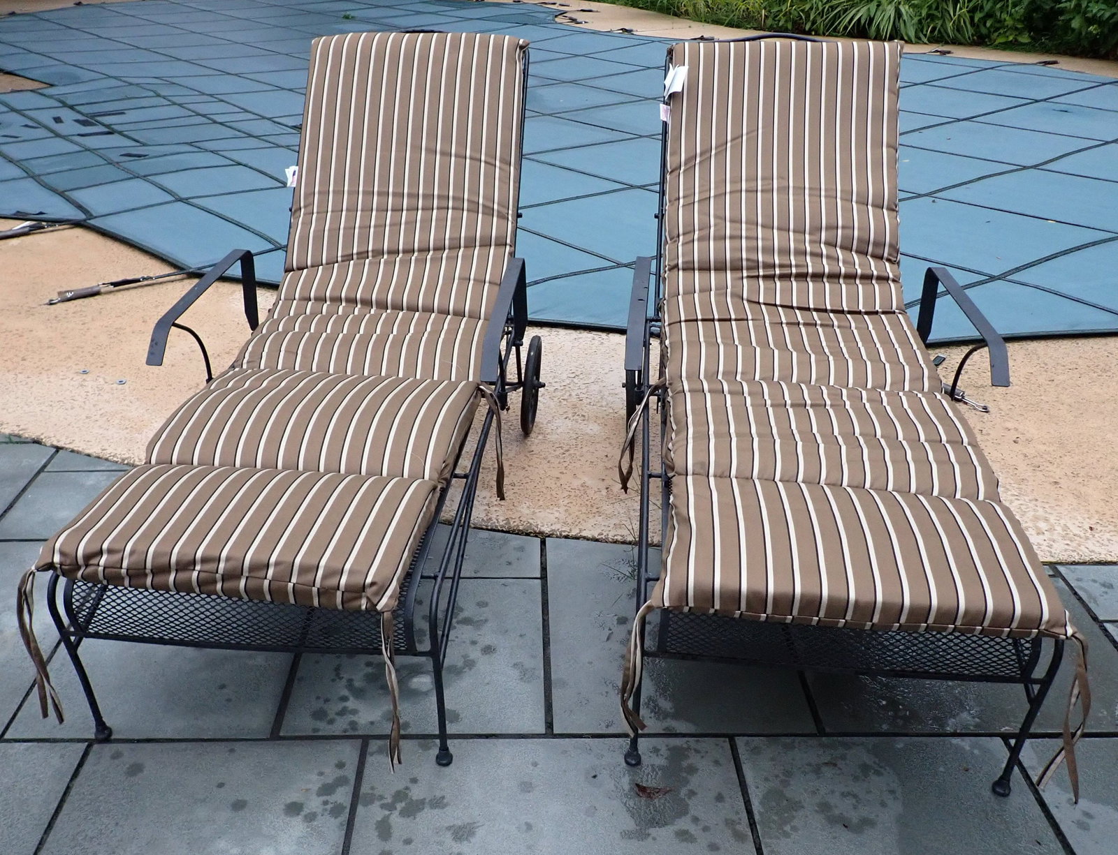 Pair of Iron Chaise Lounge Chairs: No shippping !