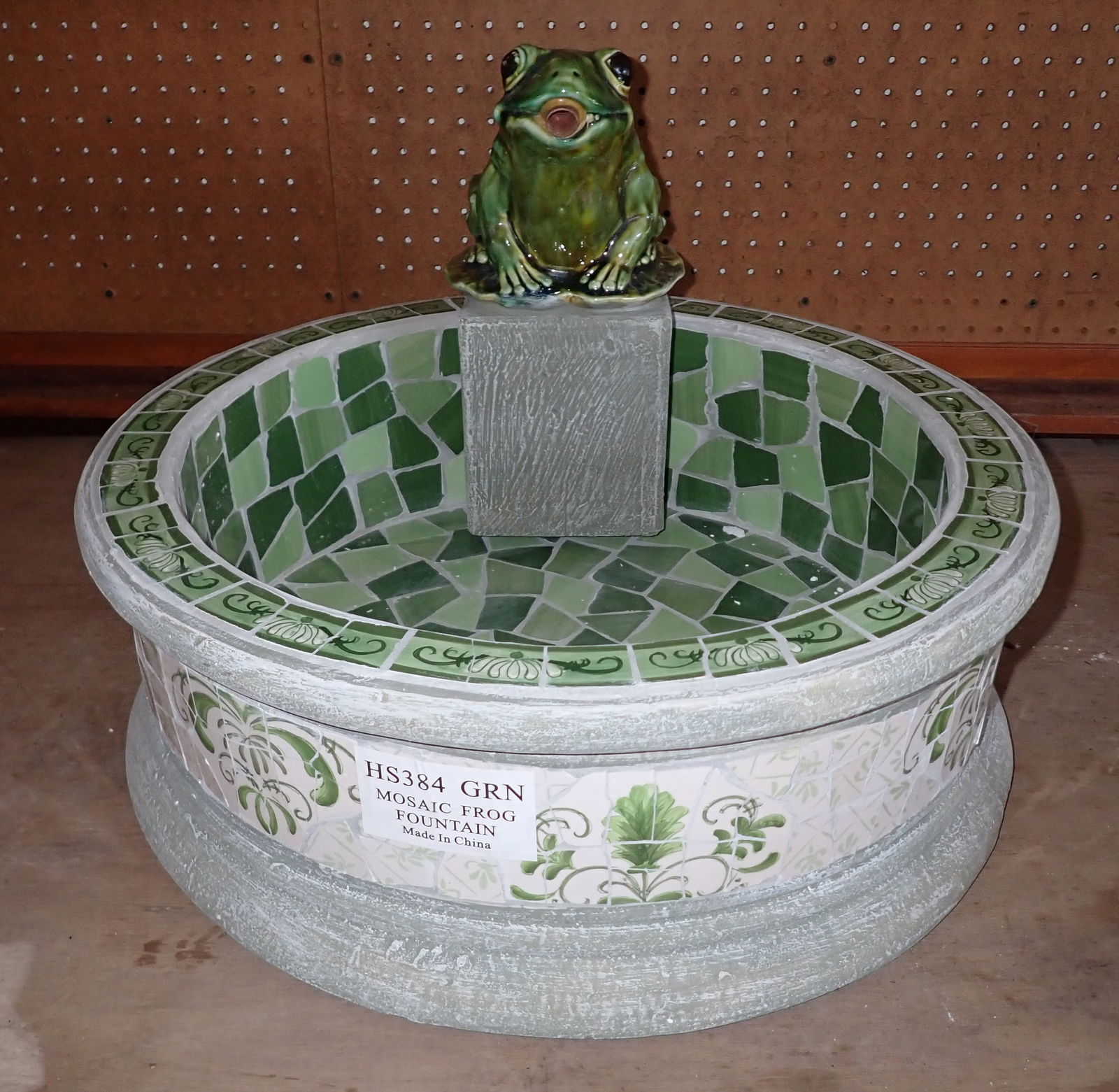 Mosaic Frog Fountain: Approx 21" in diameter and 14" tall. No shipping !