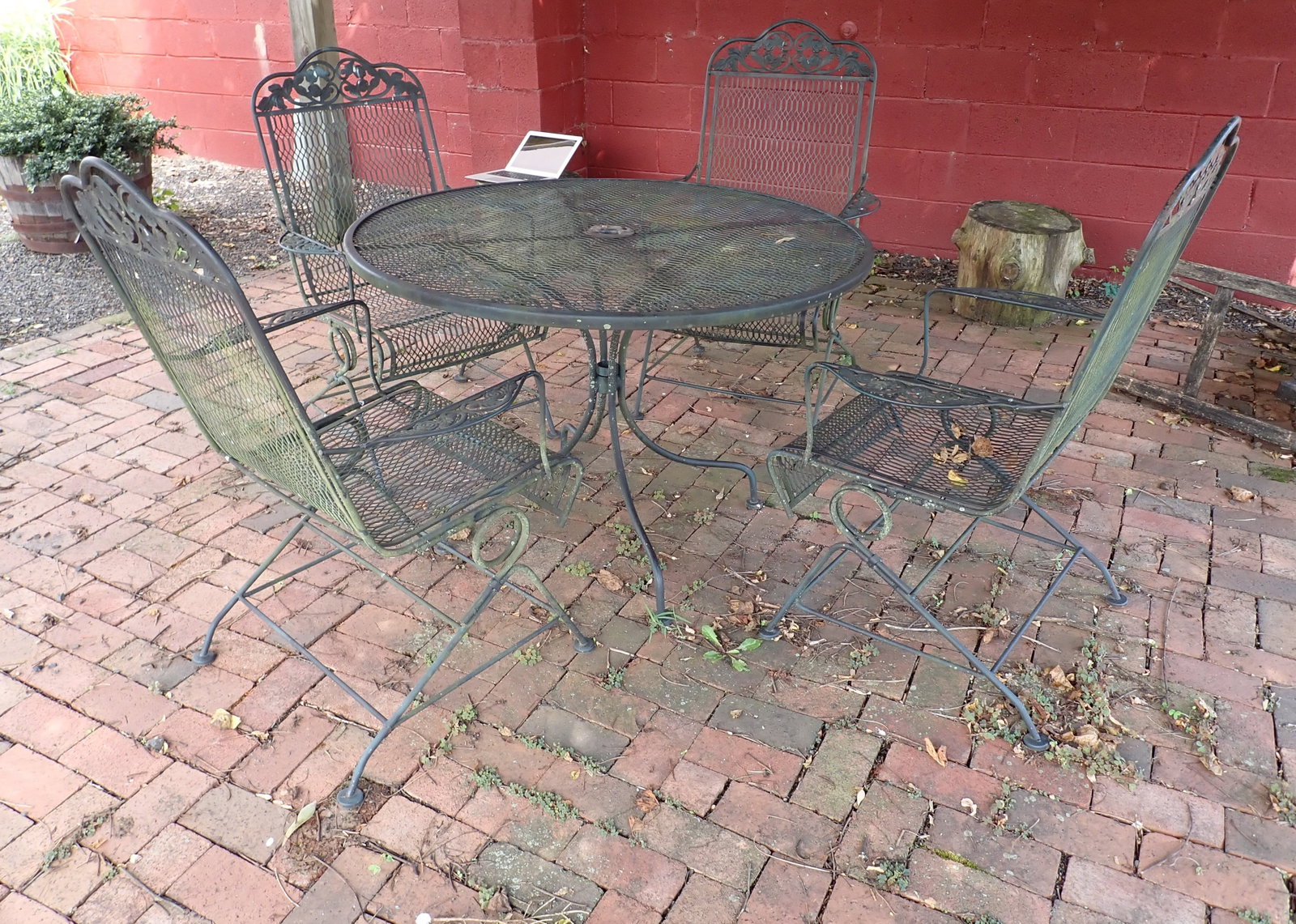 Iron Mesh Patio Set: Table is approx 42" in diameter. No shipping !