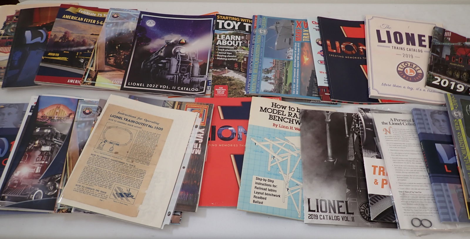 Lionel Catalogs & Misc (1 of 4)