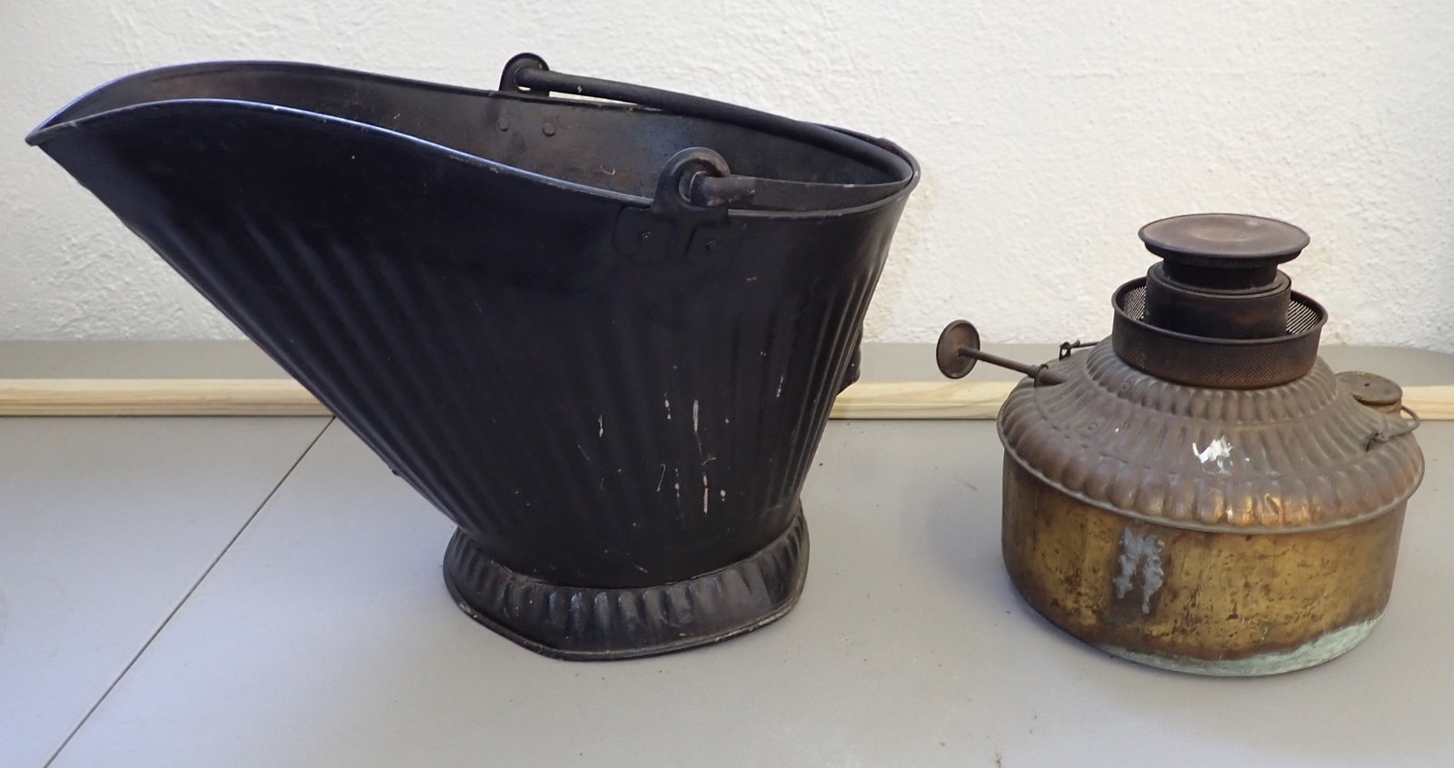 Coal Bucket & Kerosene Lamp: No in house shipping !
