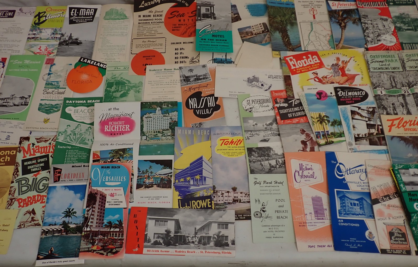Travel Vacation Hotel Brochures Ephemera: Getting all pictured