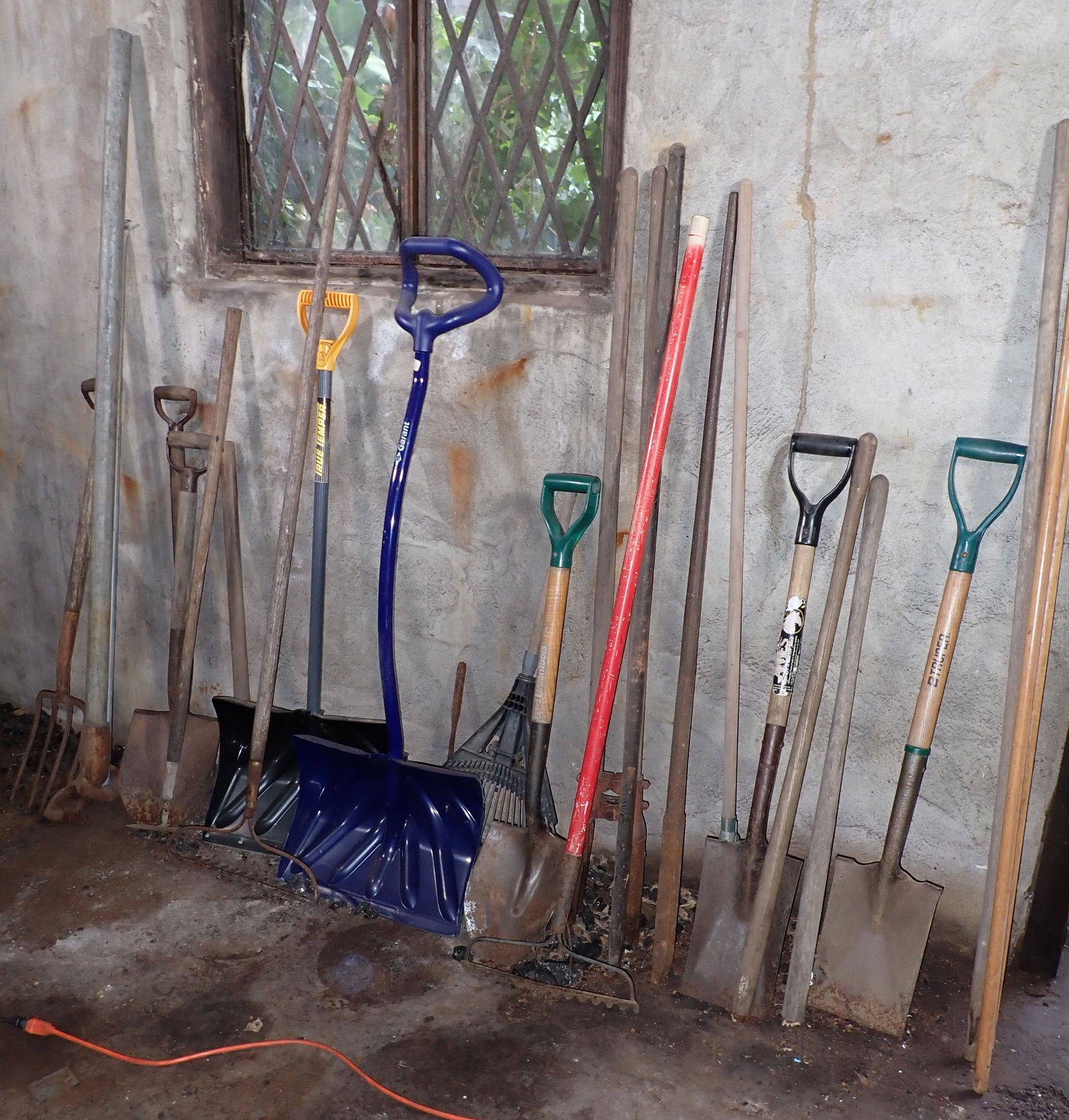 Shovels Rakes Garden Tools & Misc