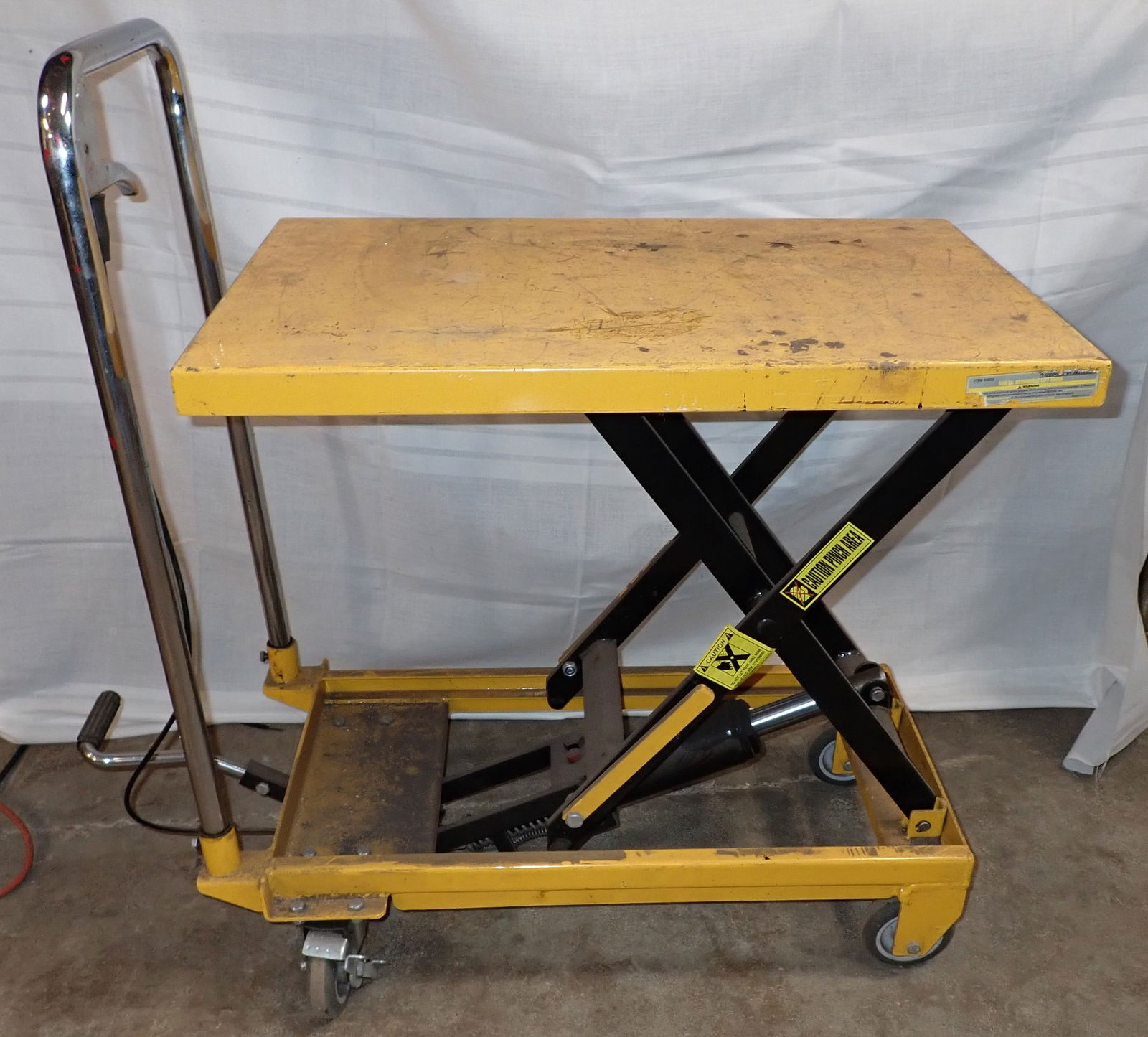 500lb. Hydraulic Lift Table / Cart: Table is approx 18" x 28" x 28" tall ( at highest point). No in house shipping !