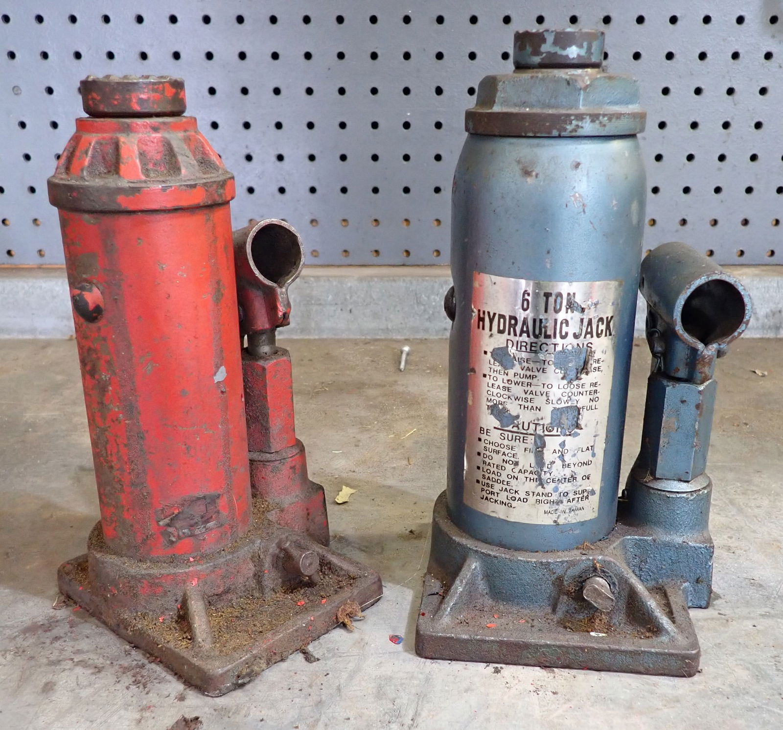 2 Hydraulic Jacks (1 of 1)
