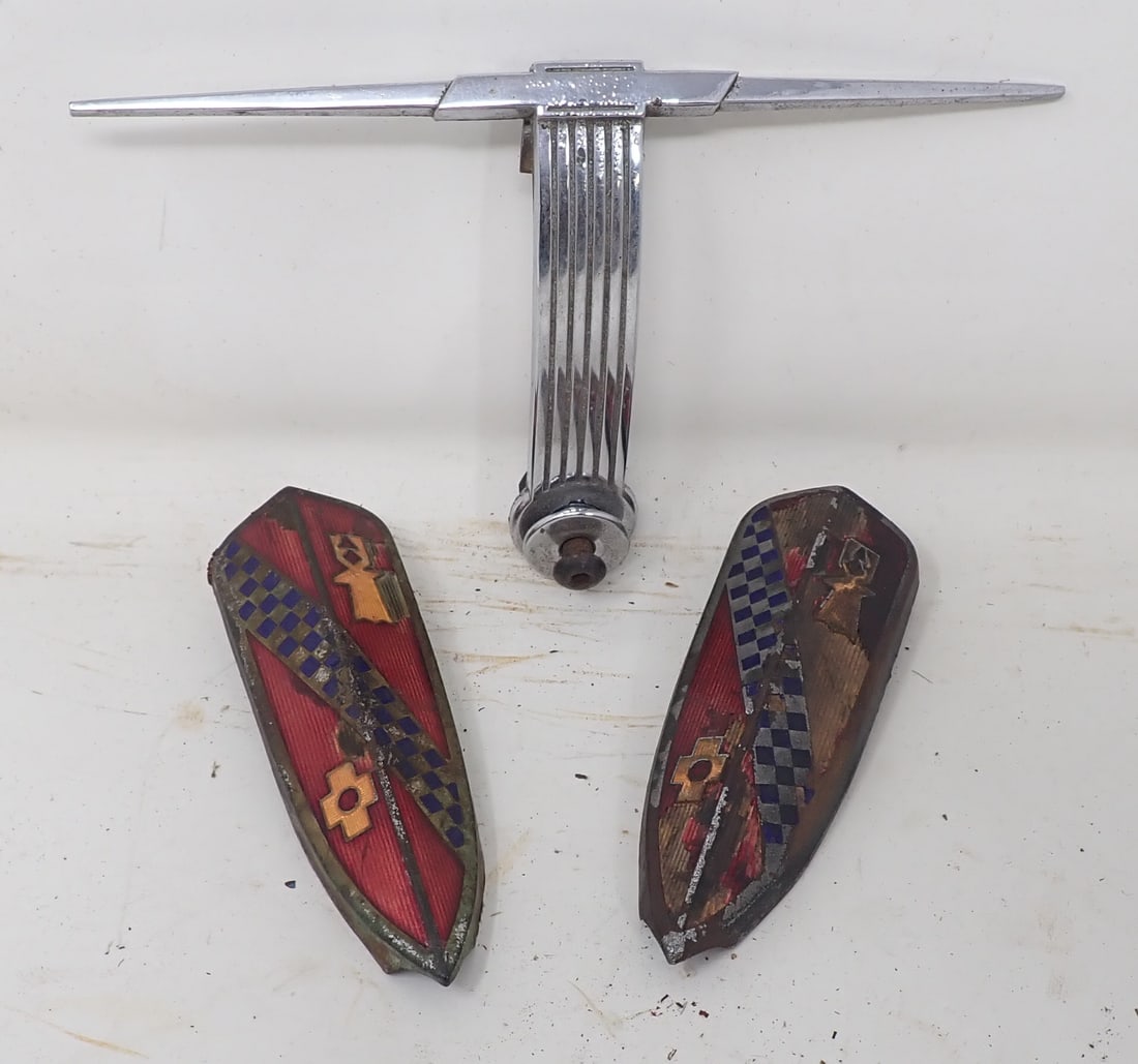 Chevrolet Emblem & Enameled Plaques (1 of 3)