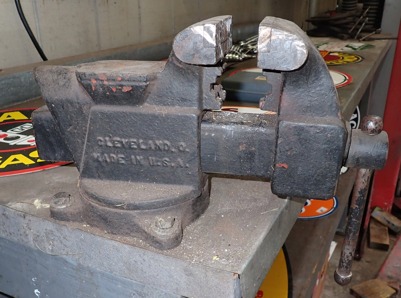 Columbian D44 Swivel Bench Vise (1 of 5)