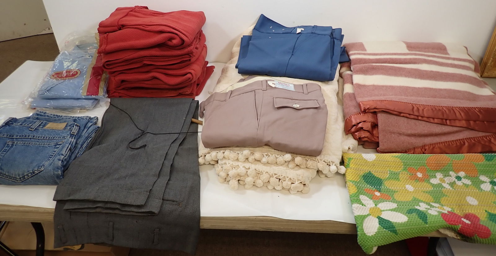 Clothing Curtains Blankets: No in house shipping !