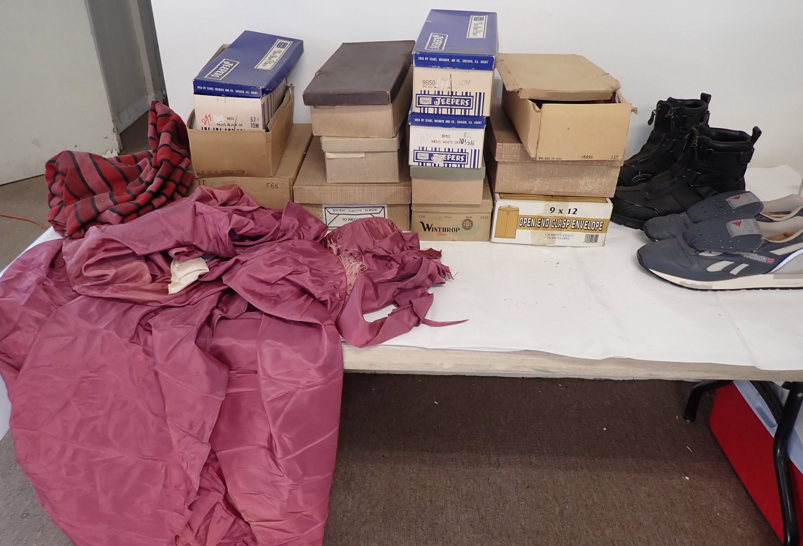 Vintage Shoes Boots & Gown: No in house shipping !