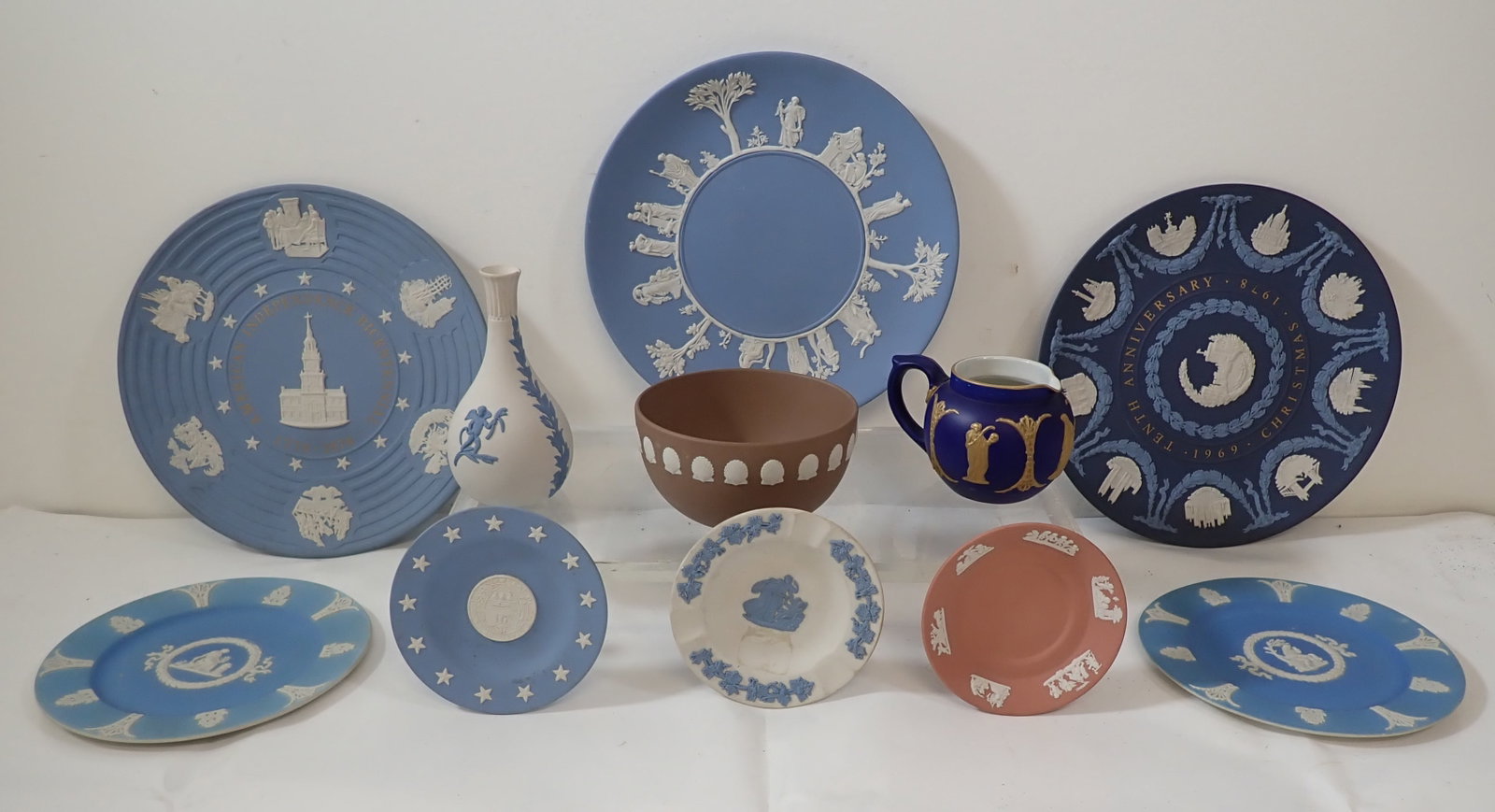 Wedgwood Plates Ashtray Creamer: Largest plates are approx 9 1/2"