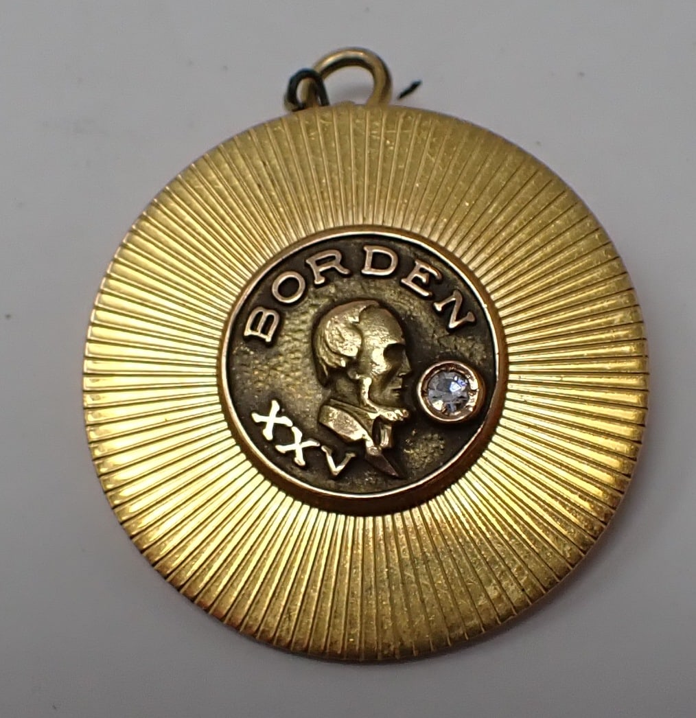 10k Gold Borden Brooch / Charm: Approx 1" in diameter and weighs approx 5.29 dwt.