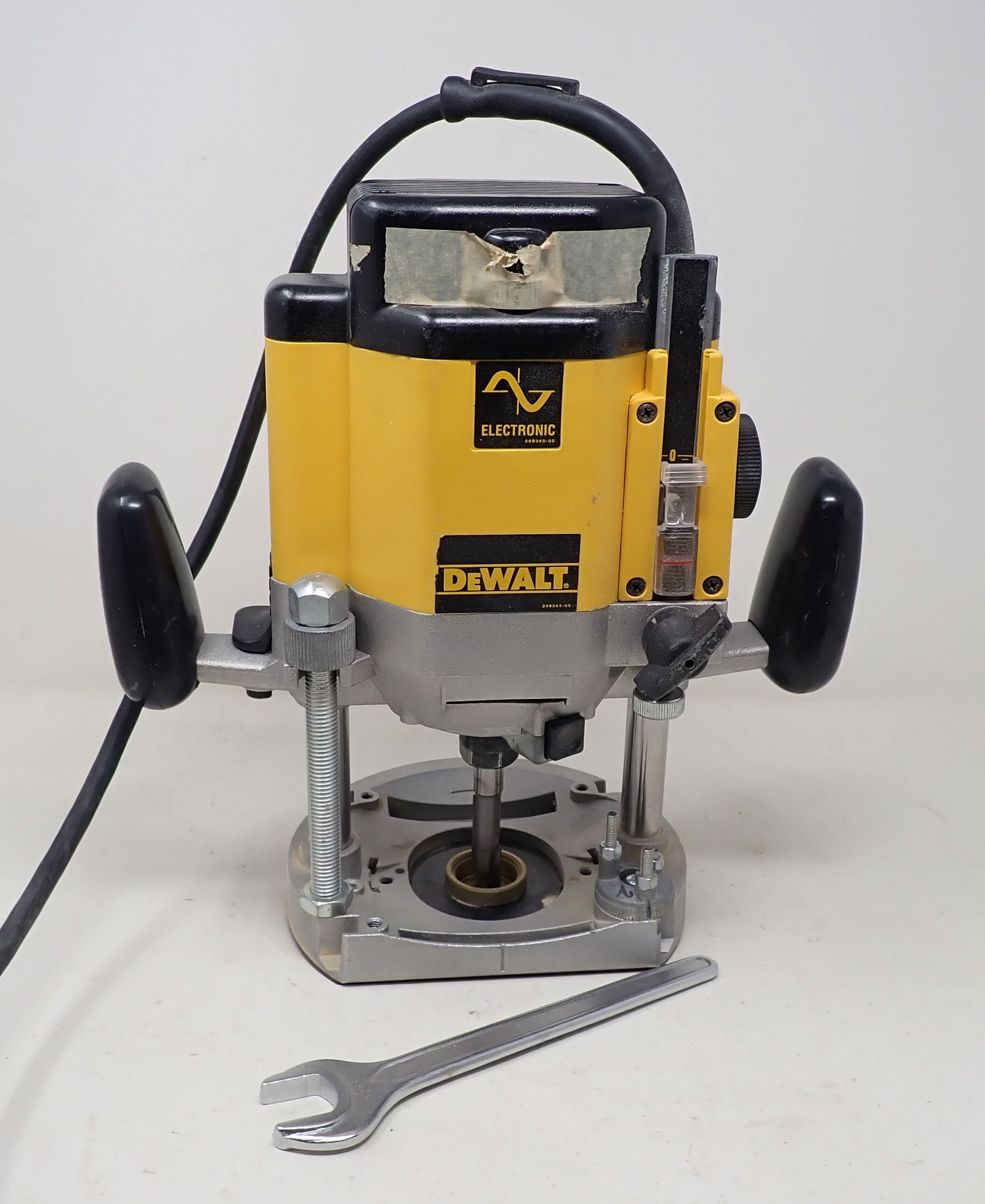Dewalt Dw625 Variable Speed Plunge Router Auction