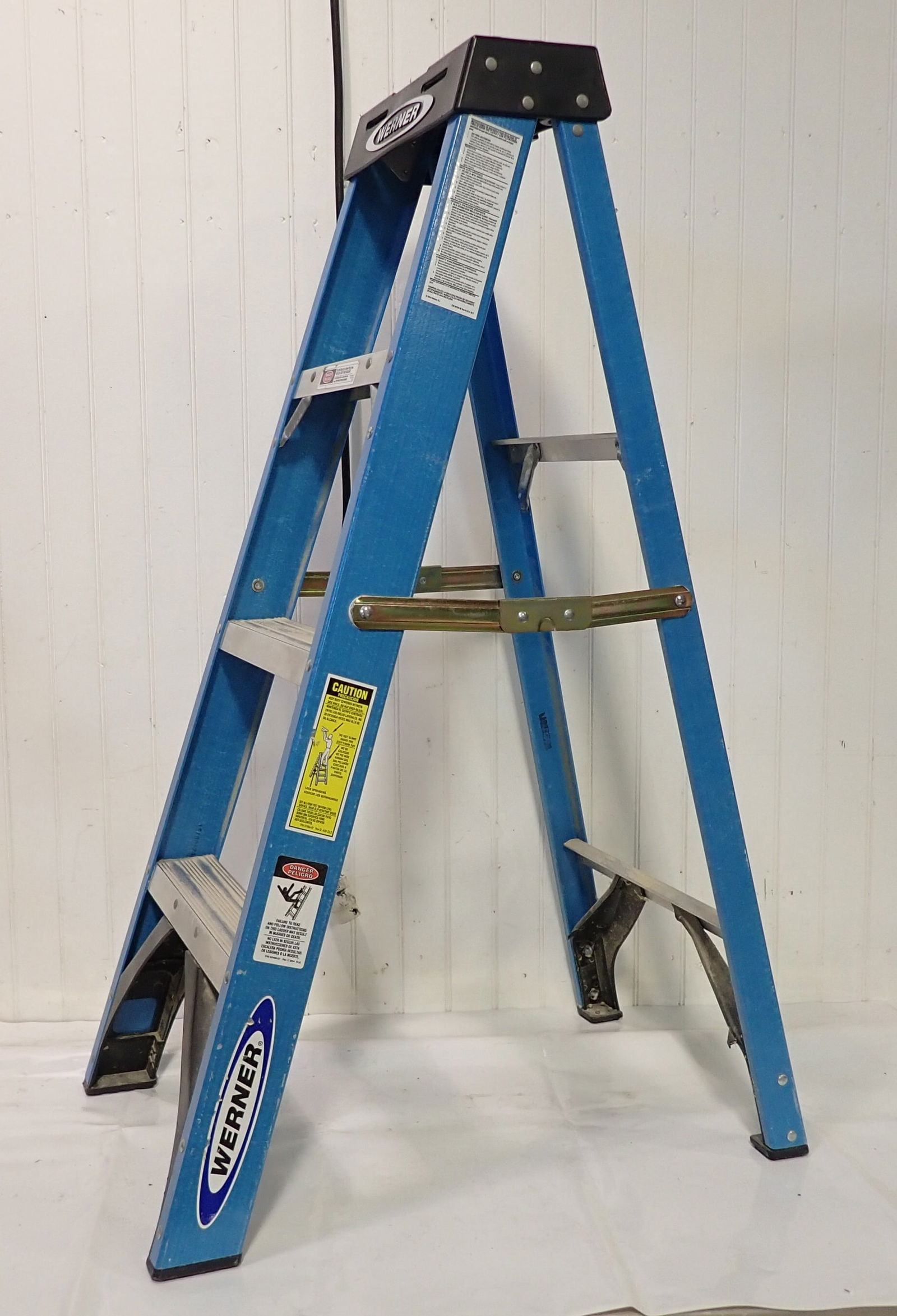 Werner 4' Step Ladder (1 of 3)