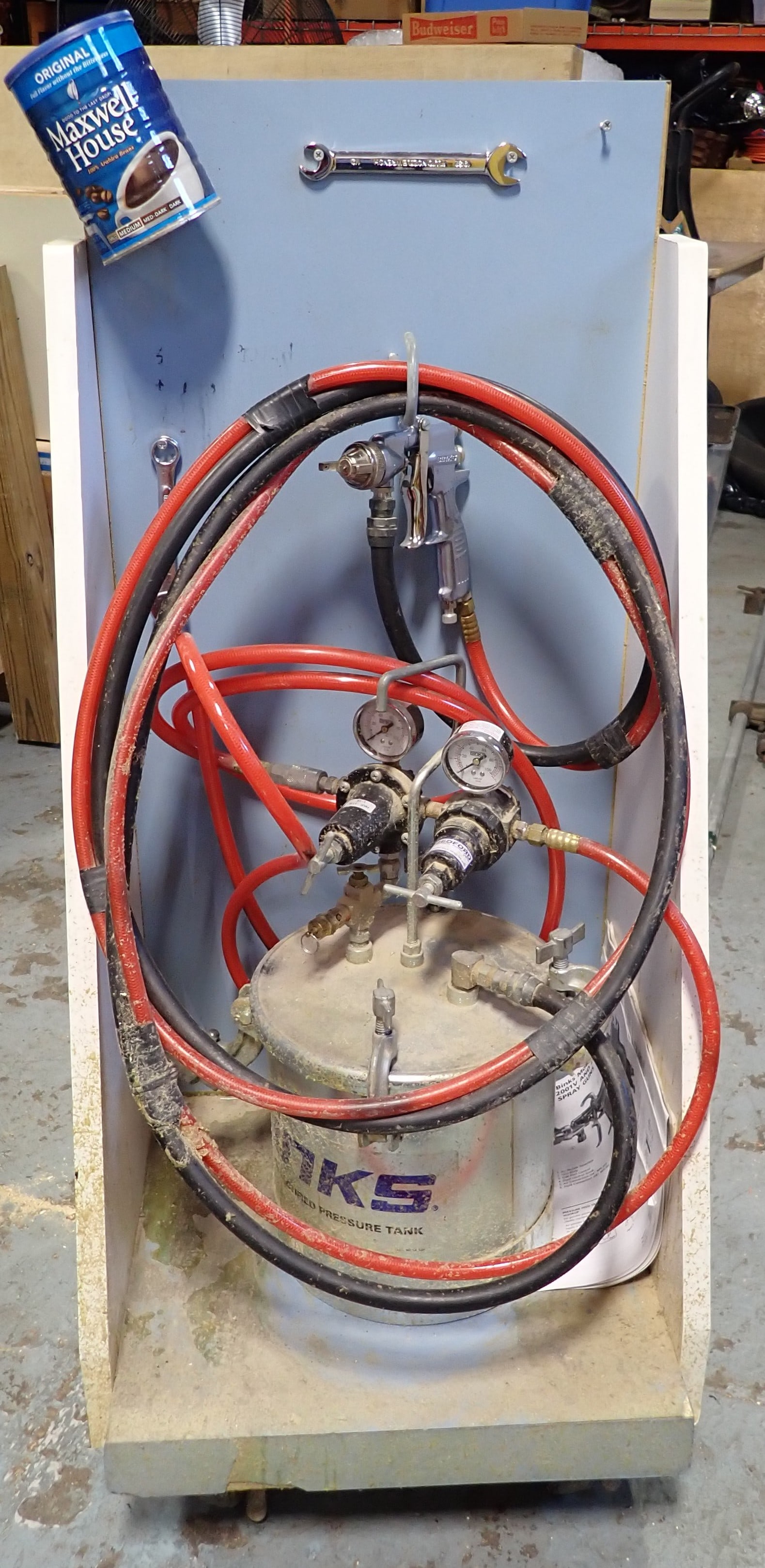 Binks Spray Tank Hoses Gun Regulators and Cart: No in house shipping !