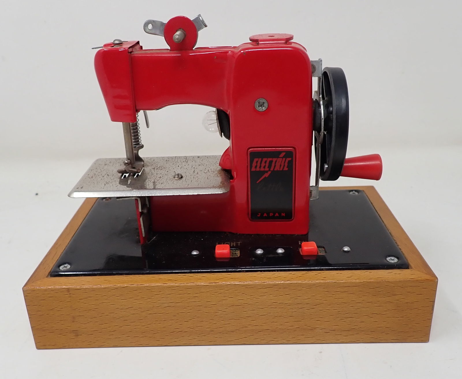 Battery Operated Electric Little Modiste Sewing Machine (1 of 4)