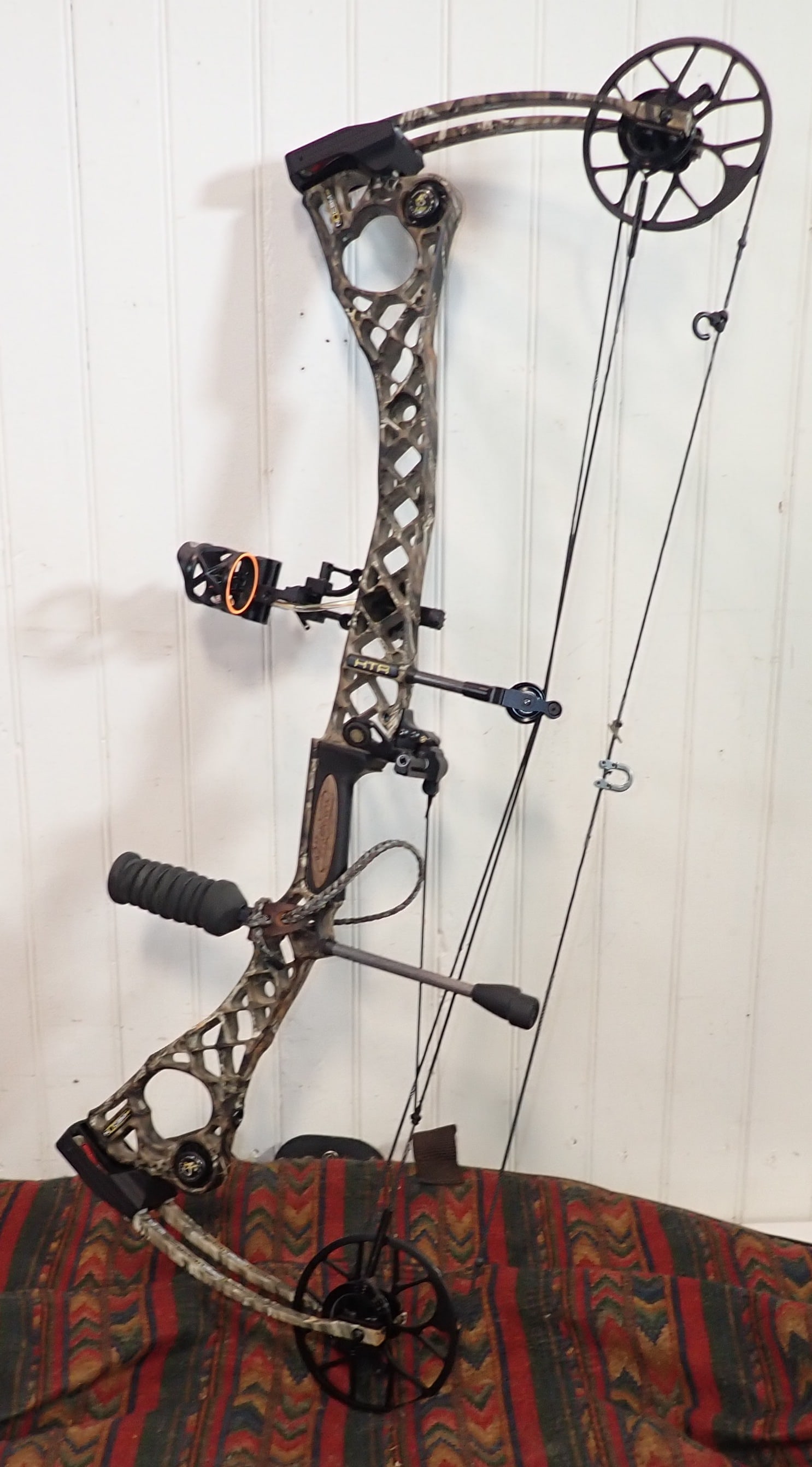 Matthews No Cam HTR Compound Bow (1 of 11)