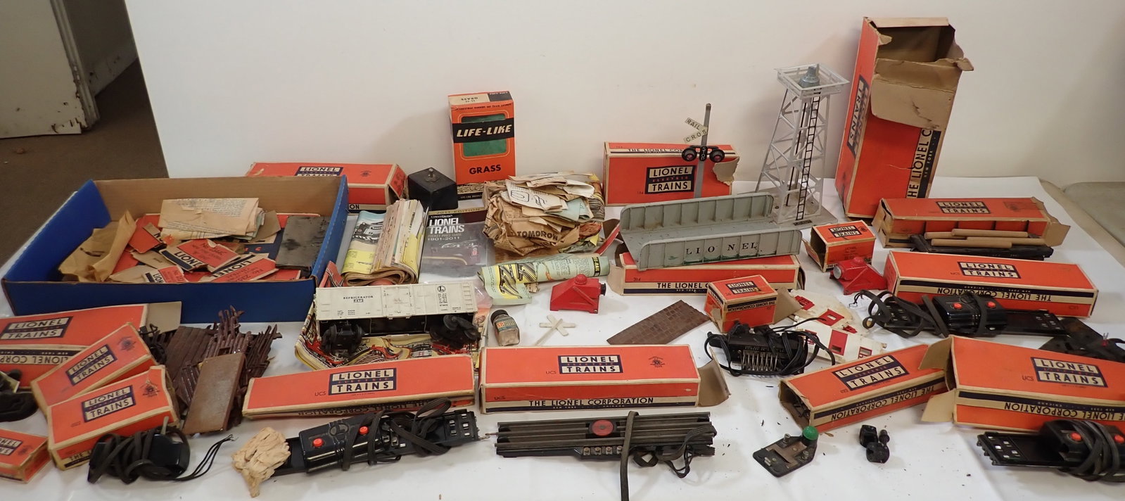Large Lot of Misc Lionel: Must take all. No in house shipping