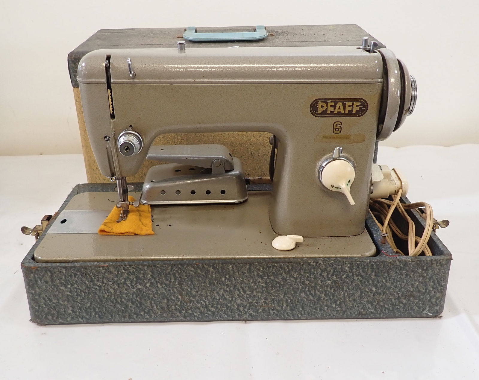 Pfaff 6 Sewing Machine (1 of 5)