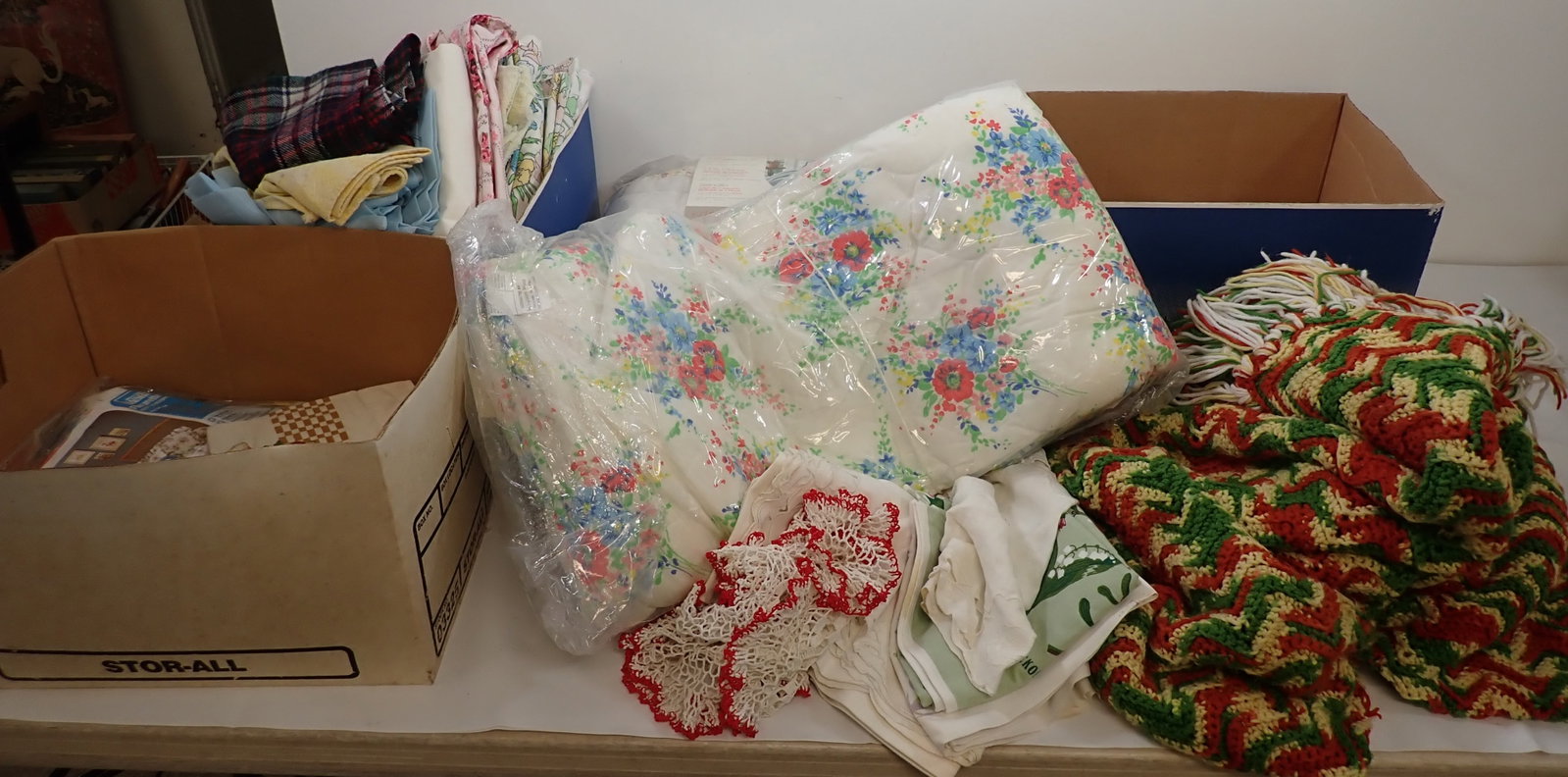 Vintage Bedding & Misc: Must take all. No in house shipping