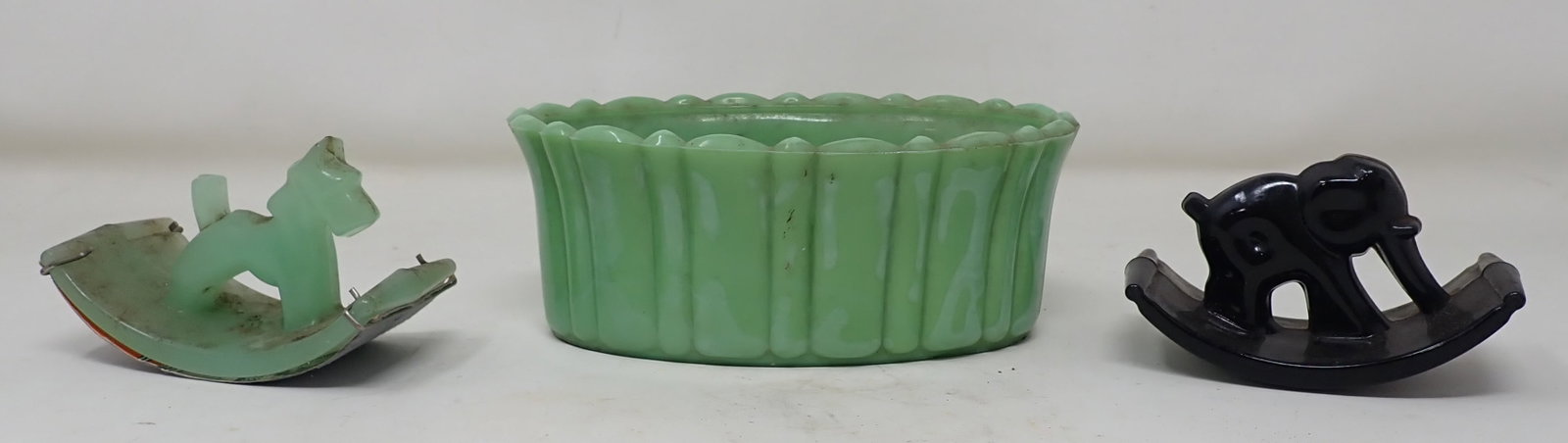Scotty Dog Elephant Blotters Akro Agate Dish: Dish is apprx 3 1/2" x 6" x 2 1/2" tall