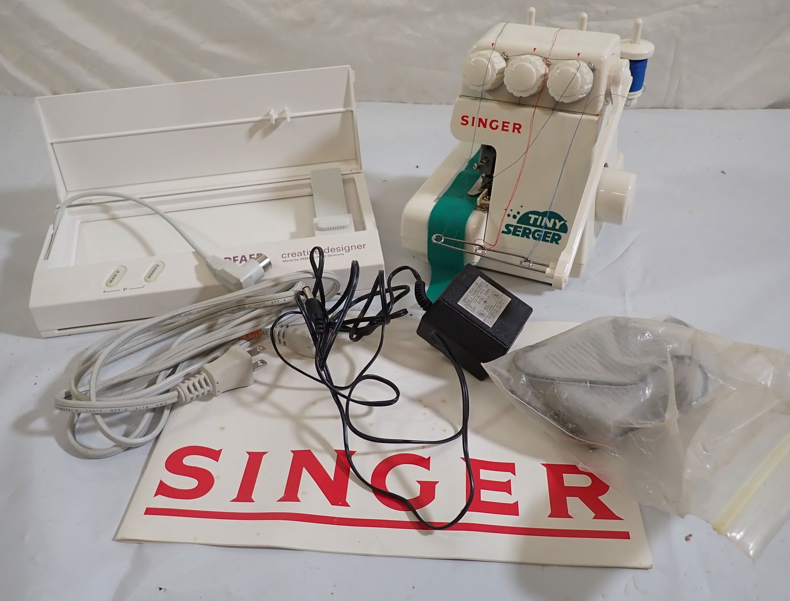 Singer Tiny Serger Overedging Sewing Machine (1 of 3)