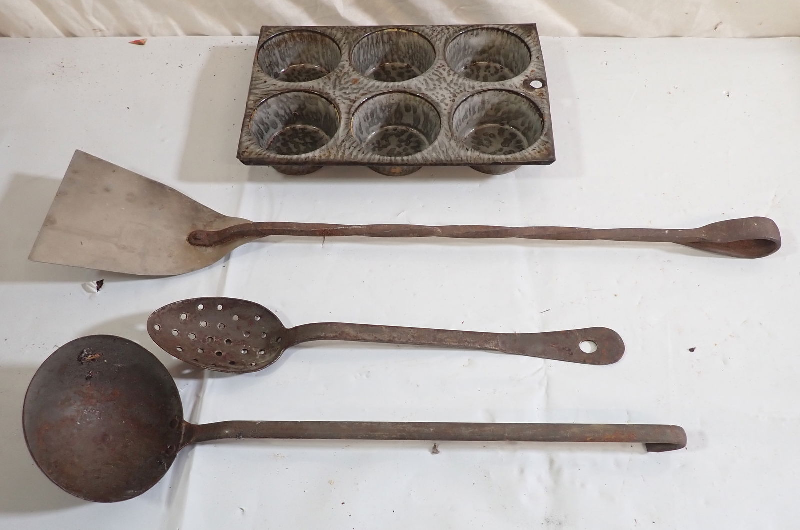 Spatula Ladle Slotted Spoon Agateware Muffin Pan (1 of 3)