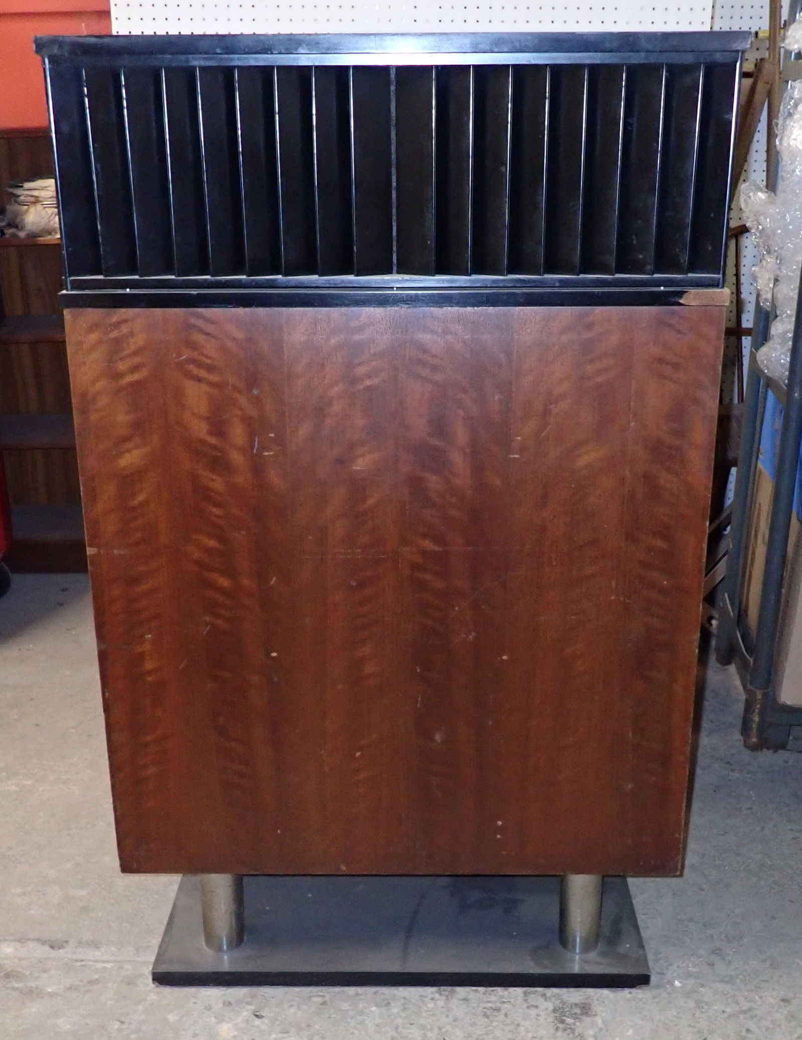 Large Speaker (1 of 9)