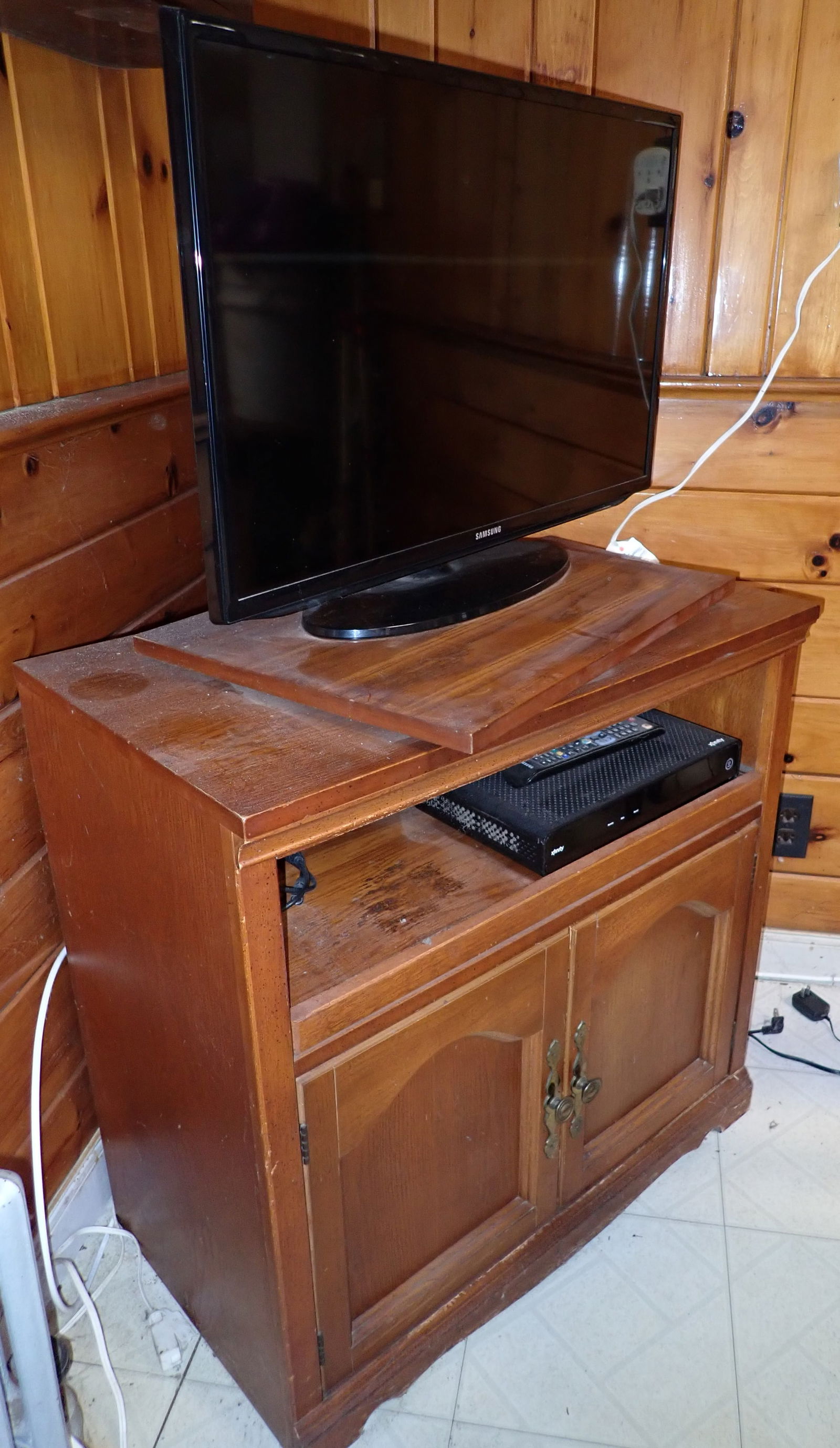 Samsung 32" TV & Stand (1 of 3)