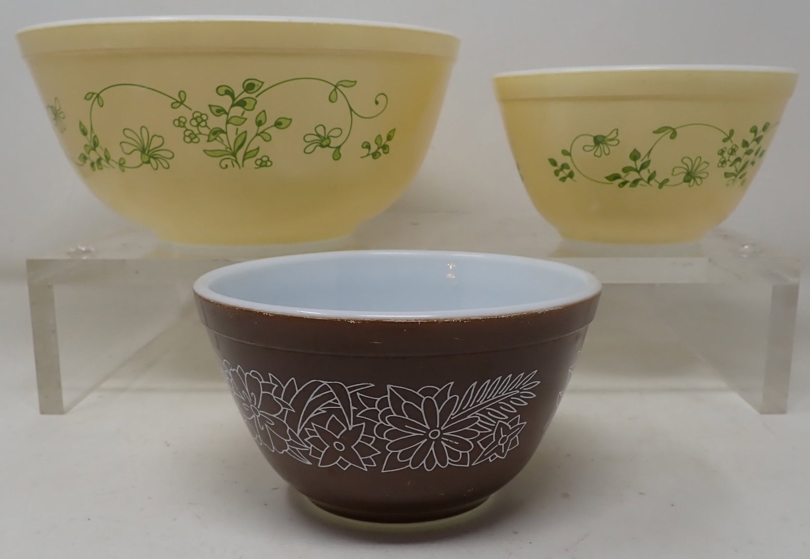 Pyrex Mixing Bowls: Largest is apprx 8 3/4" in diameter and 4" tall