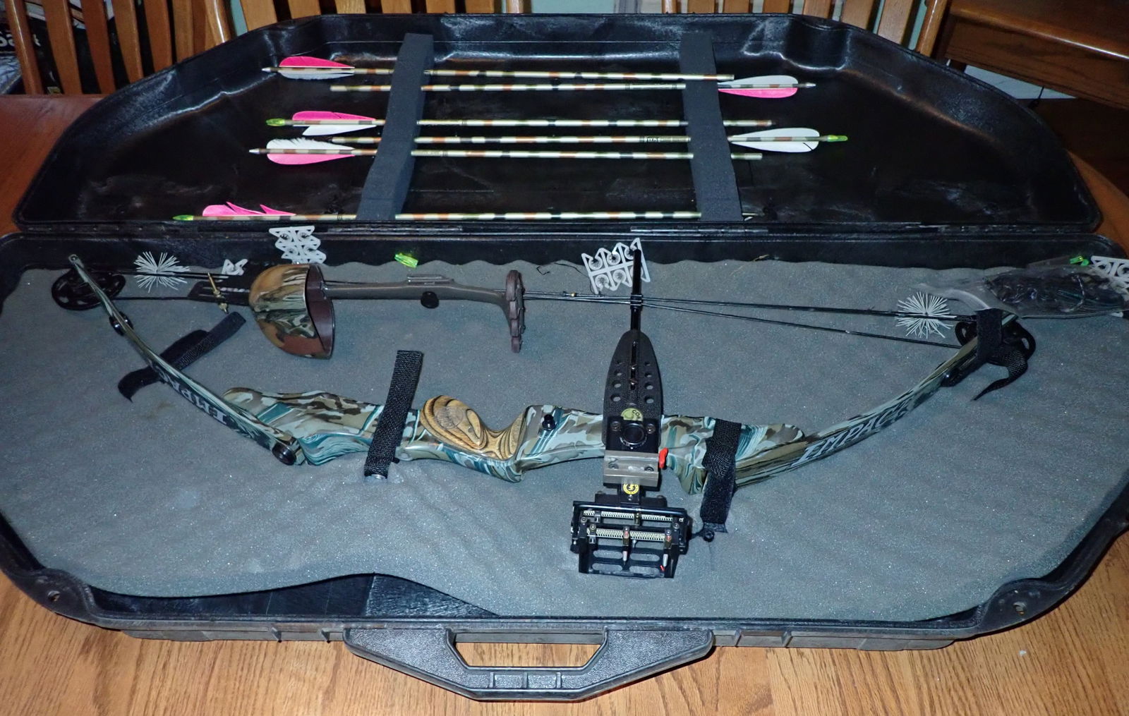 Pro Sport Archery Compound Bow w/ Hard Case (1 of 7)