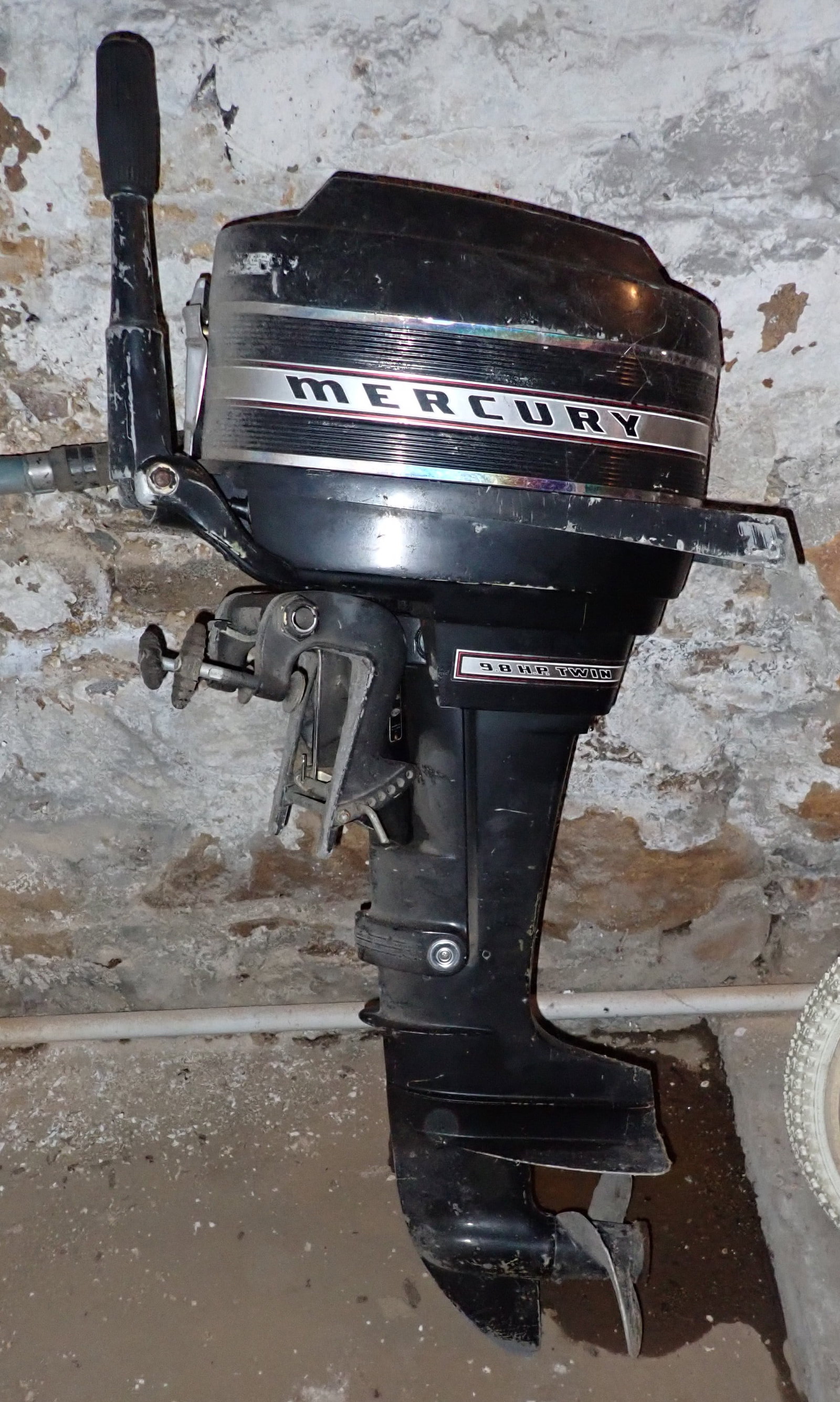 Mercury 9.8hp Boat Motor: No in house shipping . Buyer to remove from basement