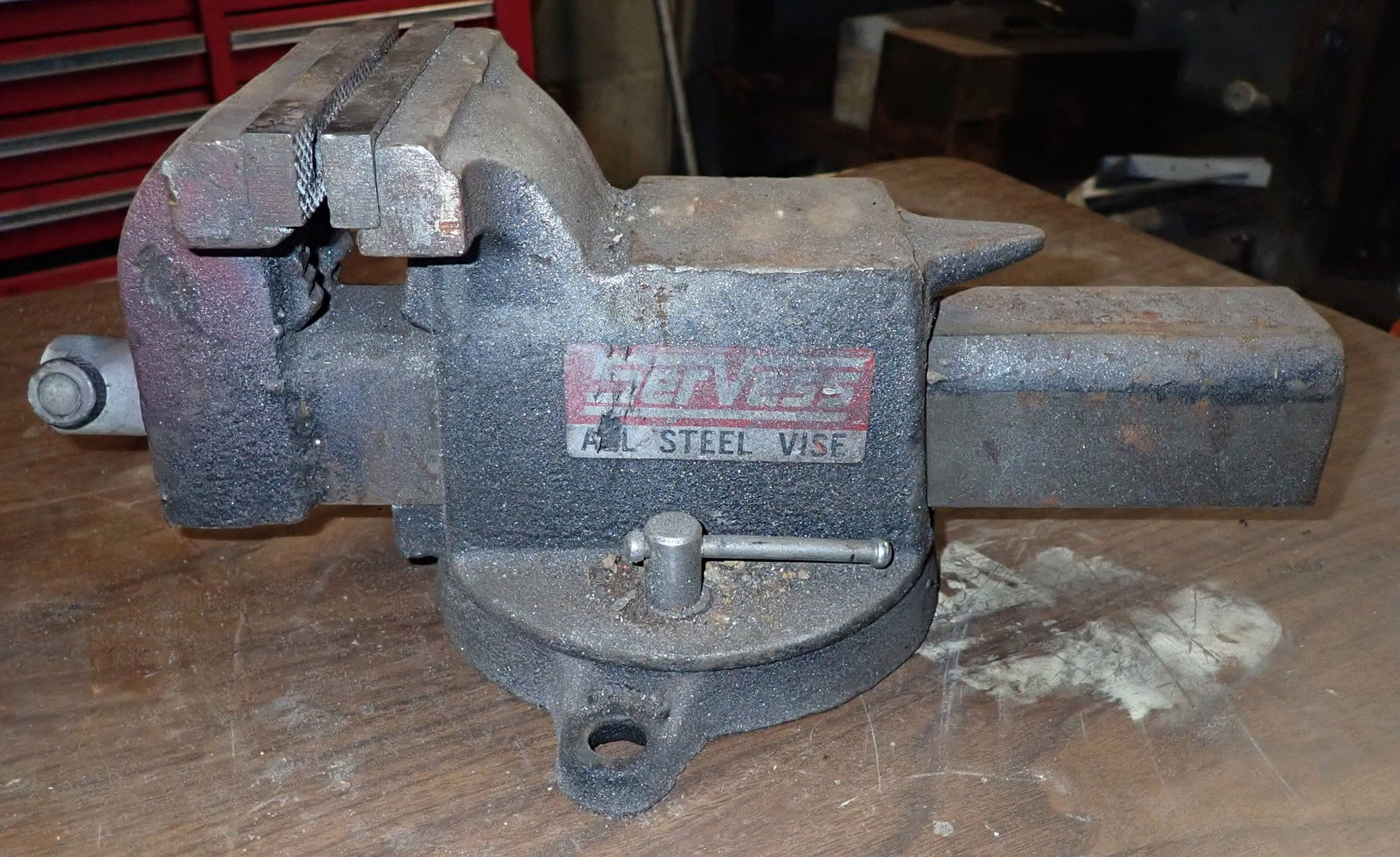 Swivel Bench Vise (1 of 2)