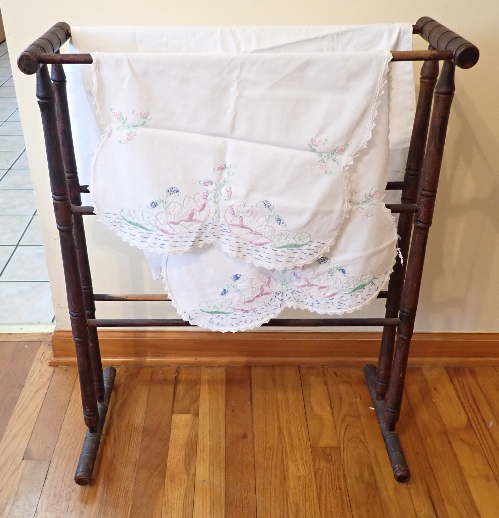 Towel / Linen Rack: Approx 12 1/4" x 23 3/4" x 31 1/2" tall. No in house shipping !
