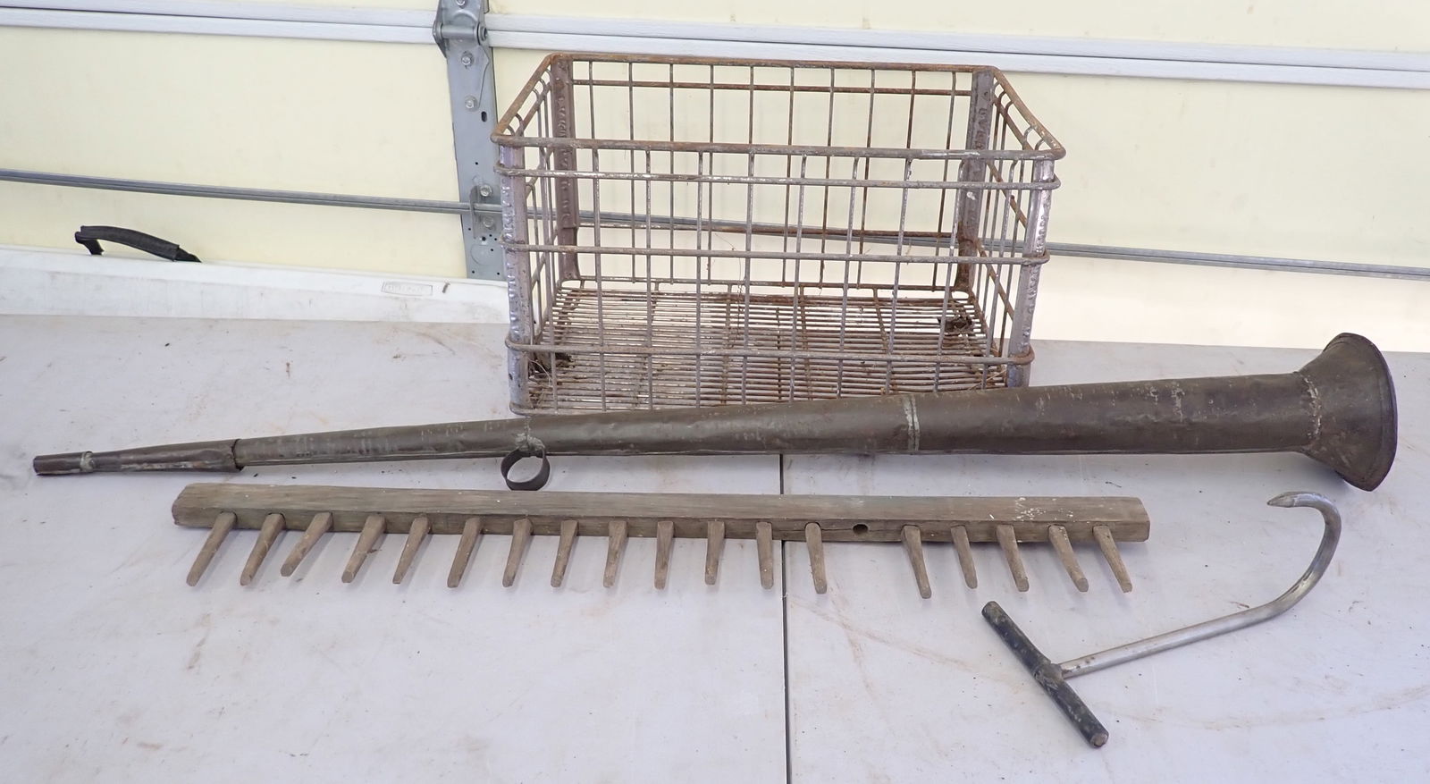 Wire Milk Crate Tin Horn Hay Hook (1 of 5)