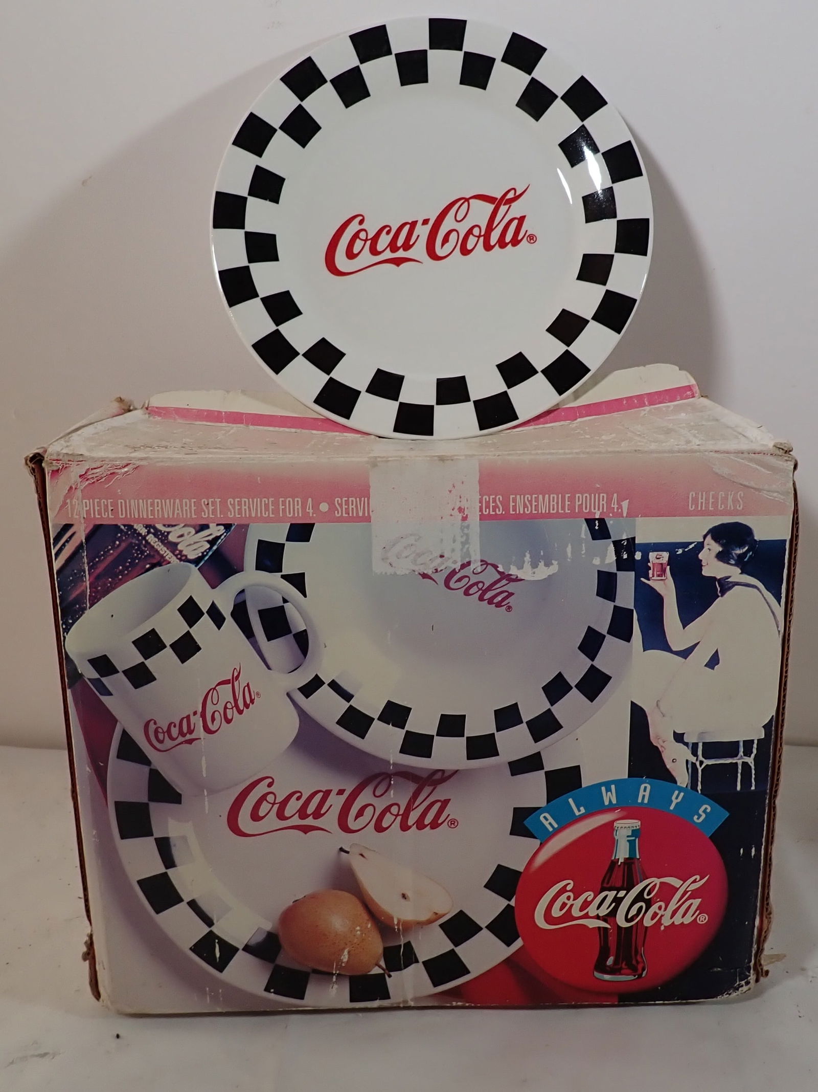 Coca Cola Dinnerware Set (1 of 2)