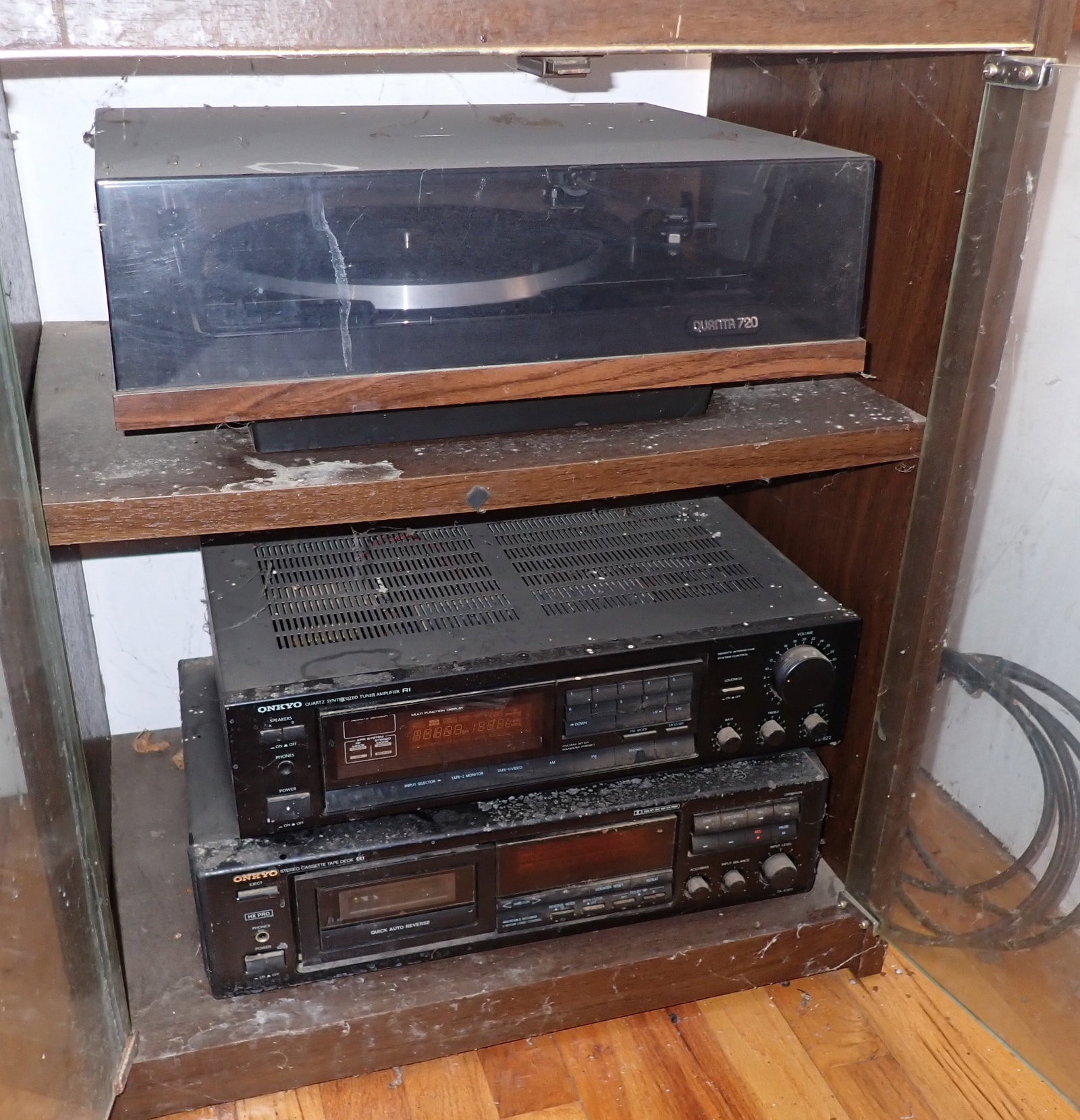 Quanta 720 Turntable Onkyo Tuner Amplifier & Stereo (1 of 5)