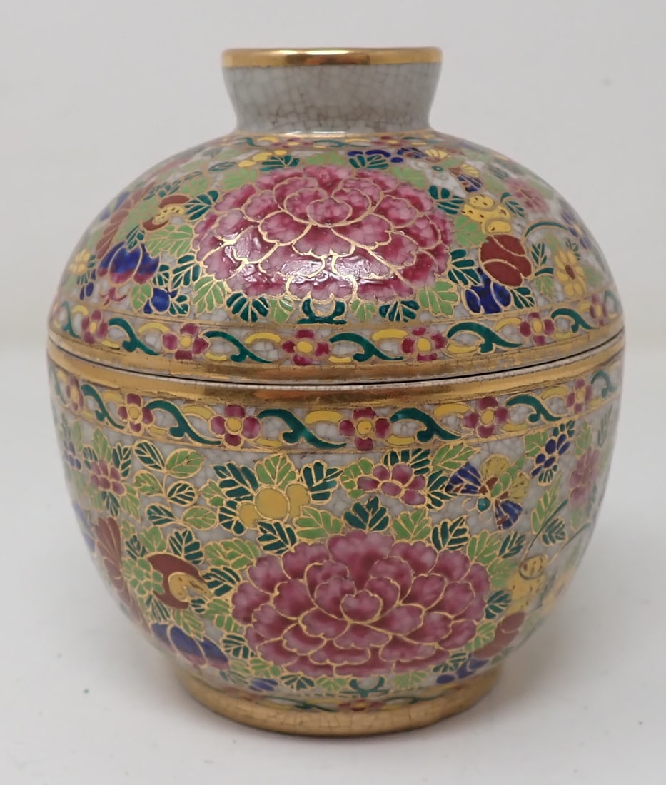 Chinese Famille Rose Covered Bowl: Apprx 4 1/2" in diameter and 5 1/2" tall. Shipping available